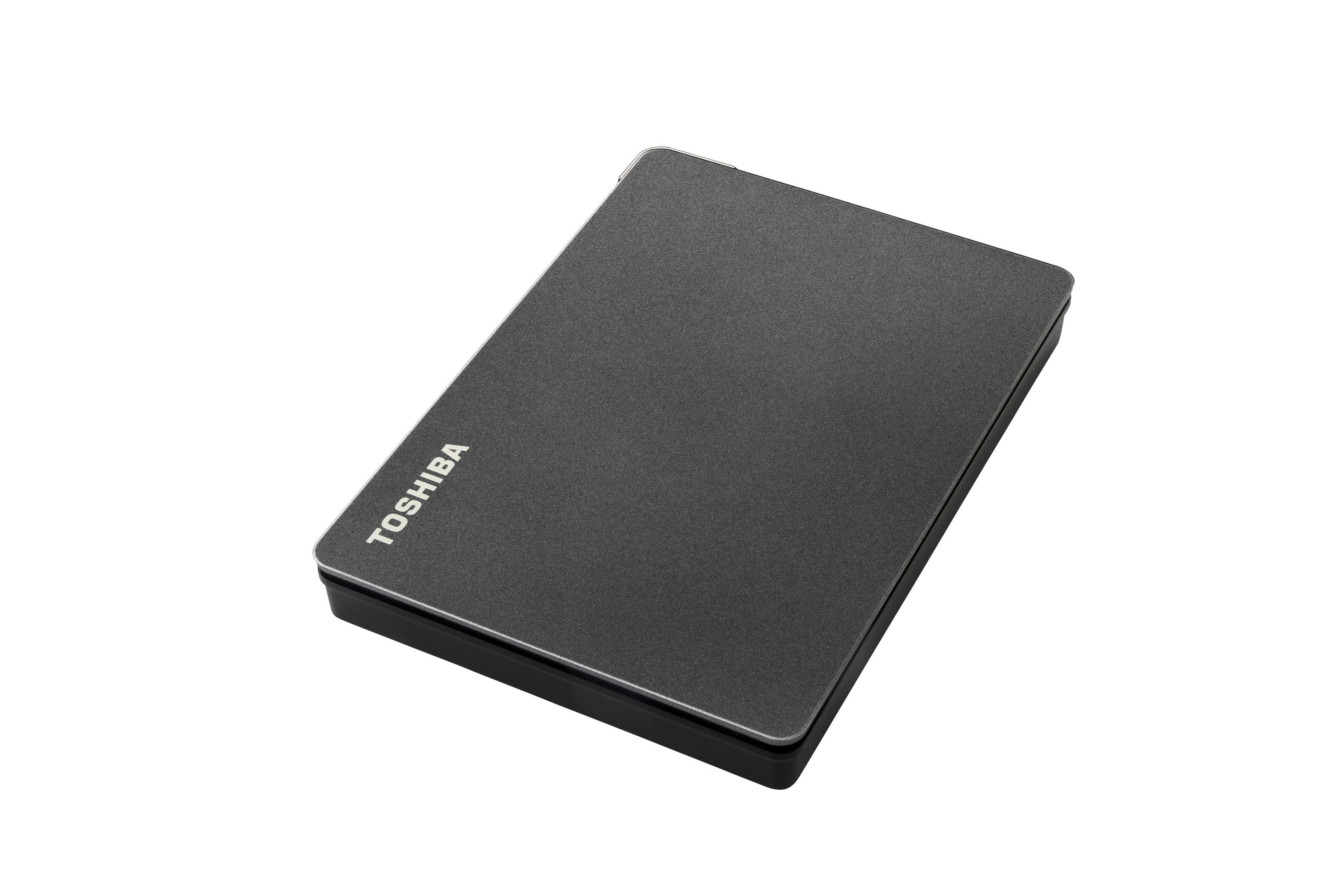 Un disco rigido esterno Toshiba piatto, grigio, con il nome del marchio chiaramente visibile sulla superficie.