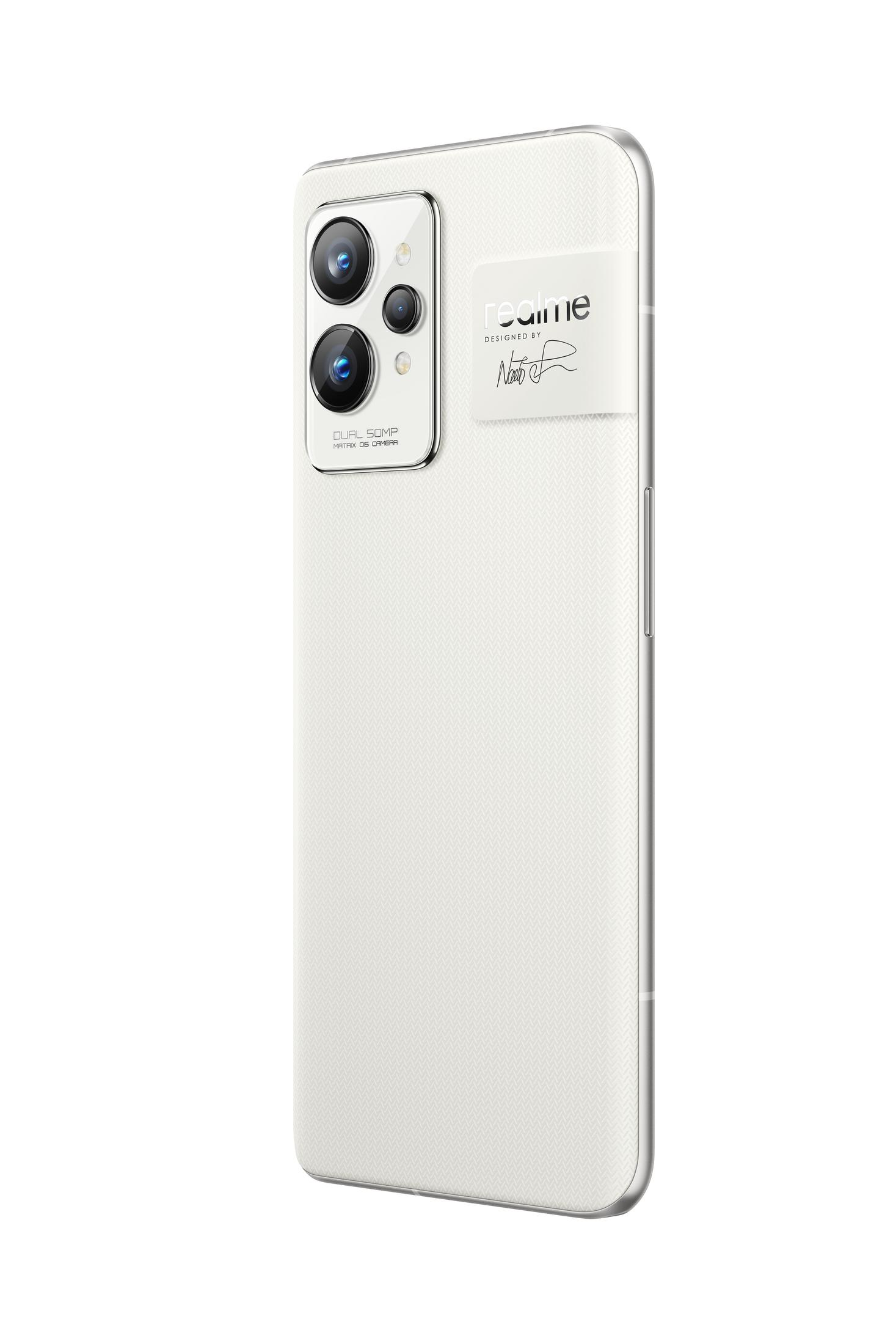 Rückseite eines weißen Smartphones mit Kameralinsen und Realme-Logo. Strukturierte Oberfläche.