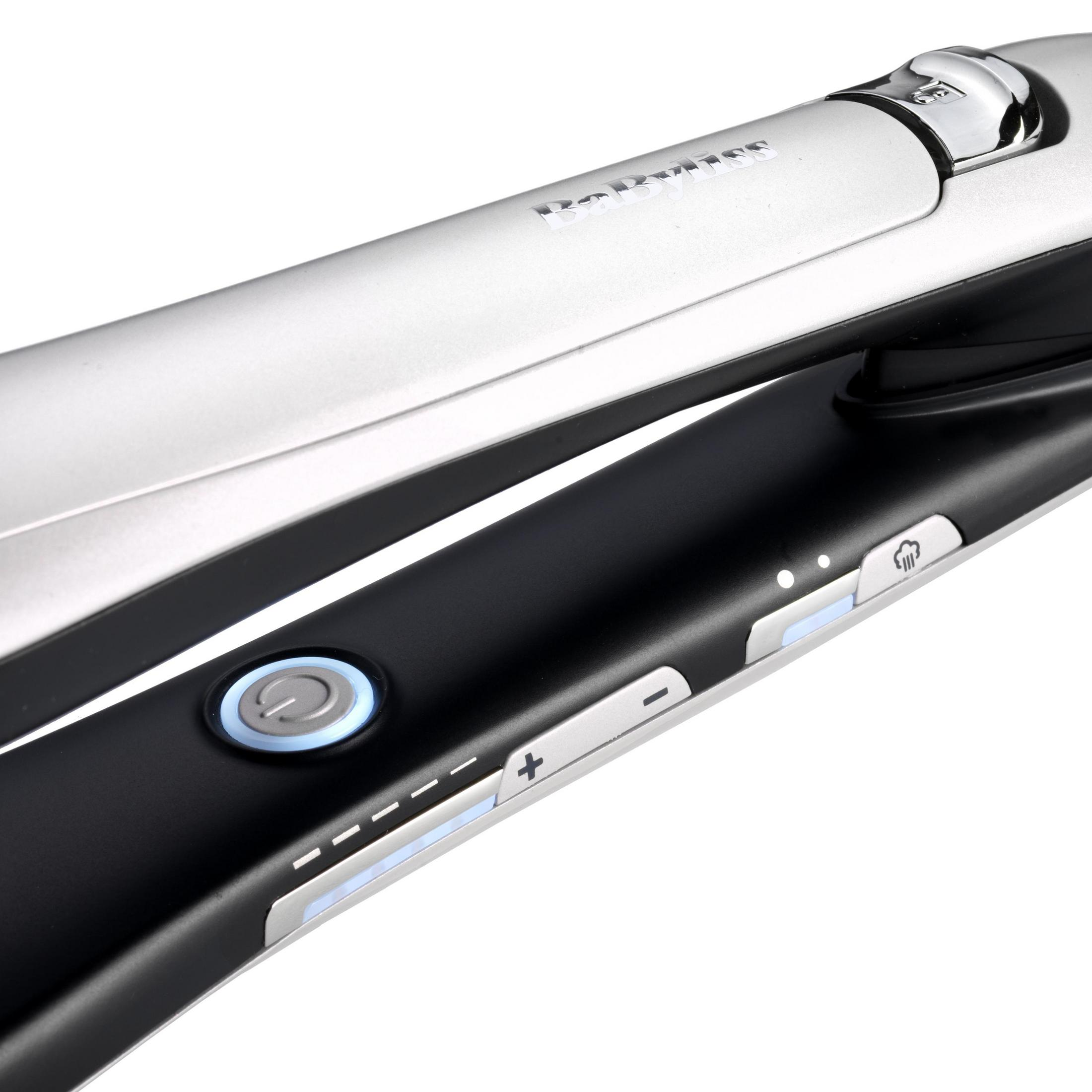 Een zilveren en zwarte Babyliss stijltang met een aan/uit-knop en temperatuurregelaars.
