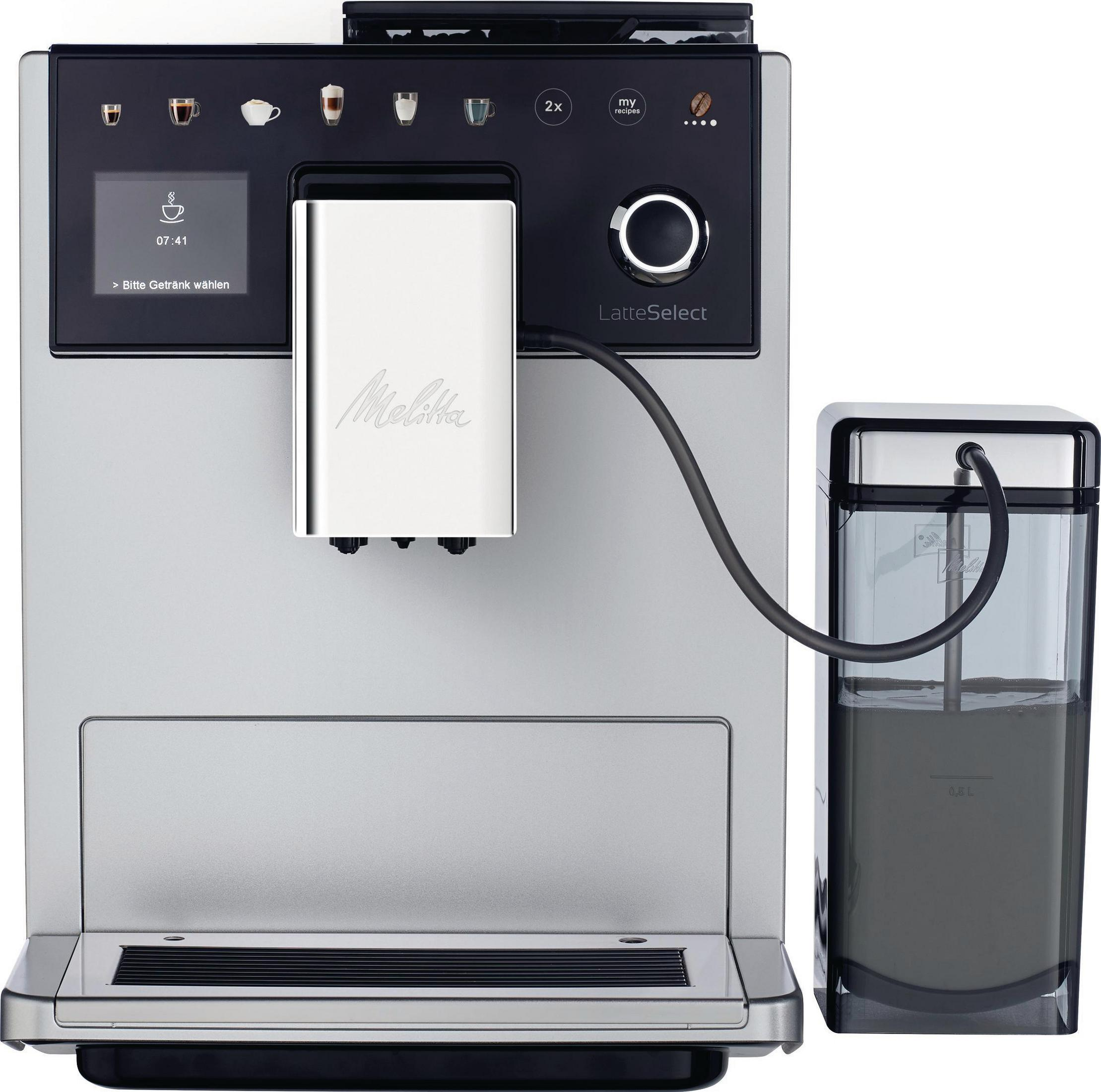 Silber-schwarze Kaffeemaschine mit Wasserbehälter und schwarzem Display.