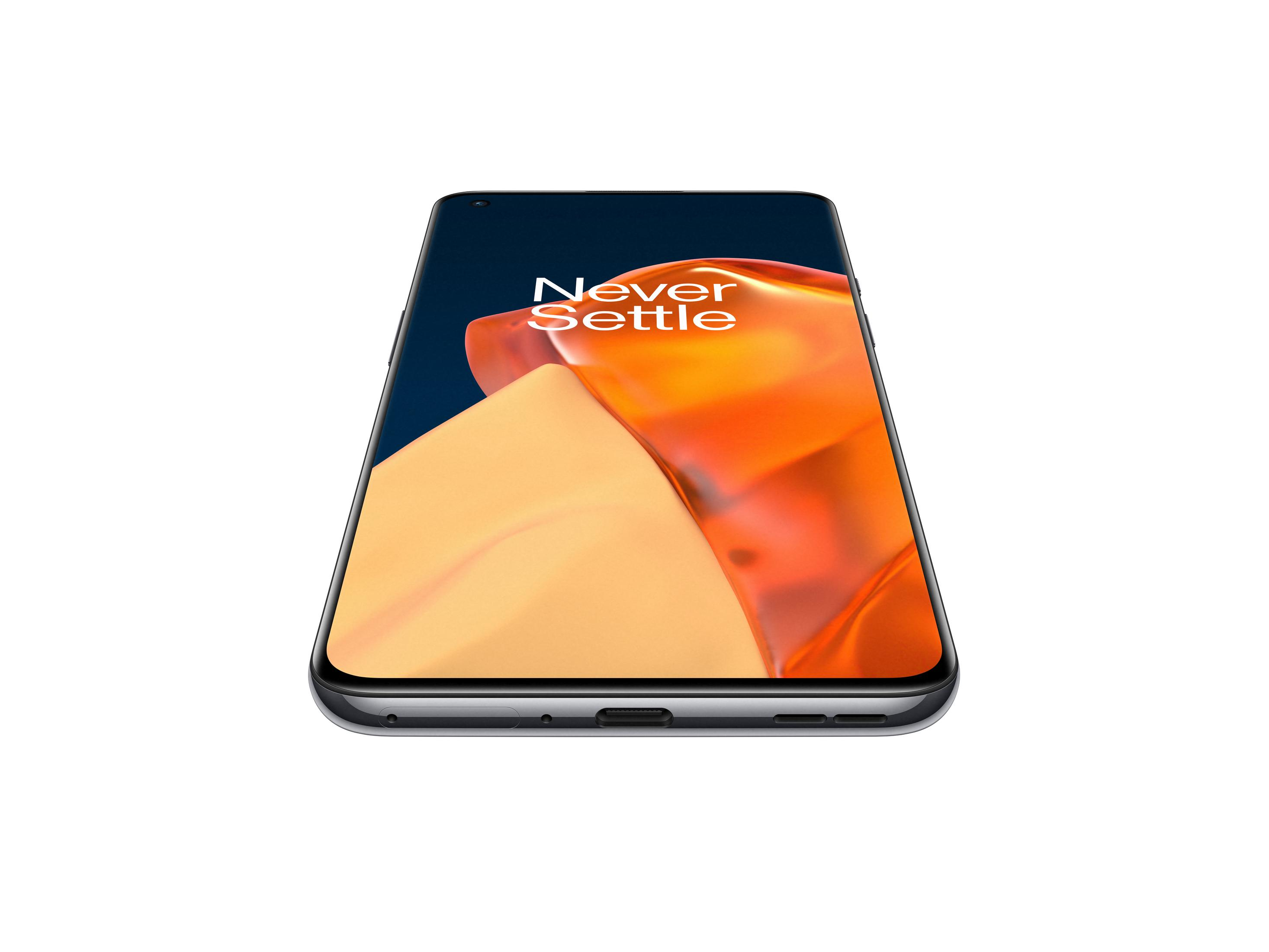OnePlus-telefoon, scherm toont tekst 'Never Settle' met oranje abstract.