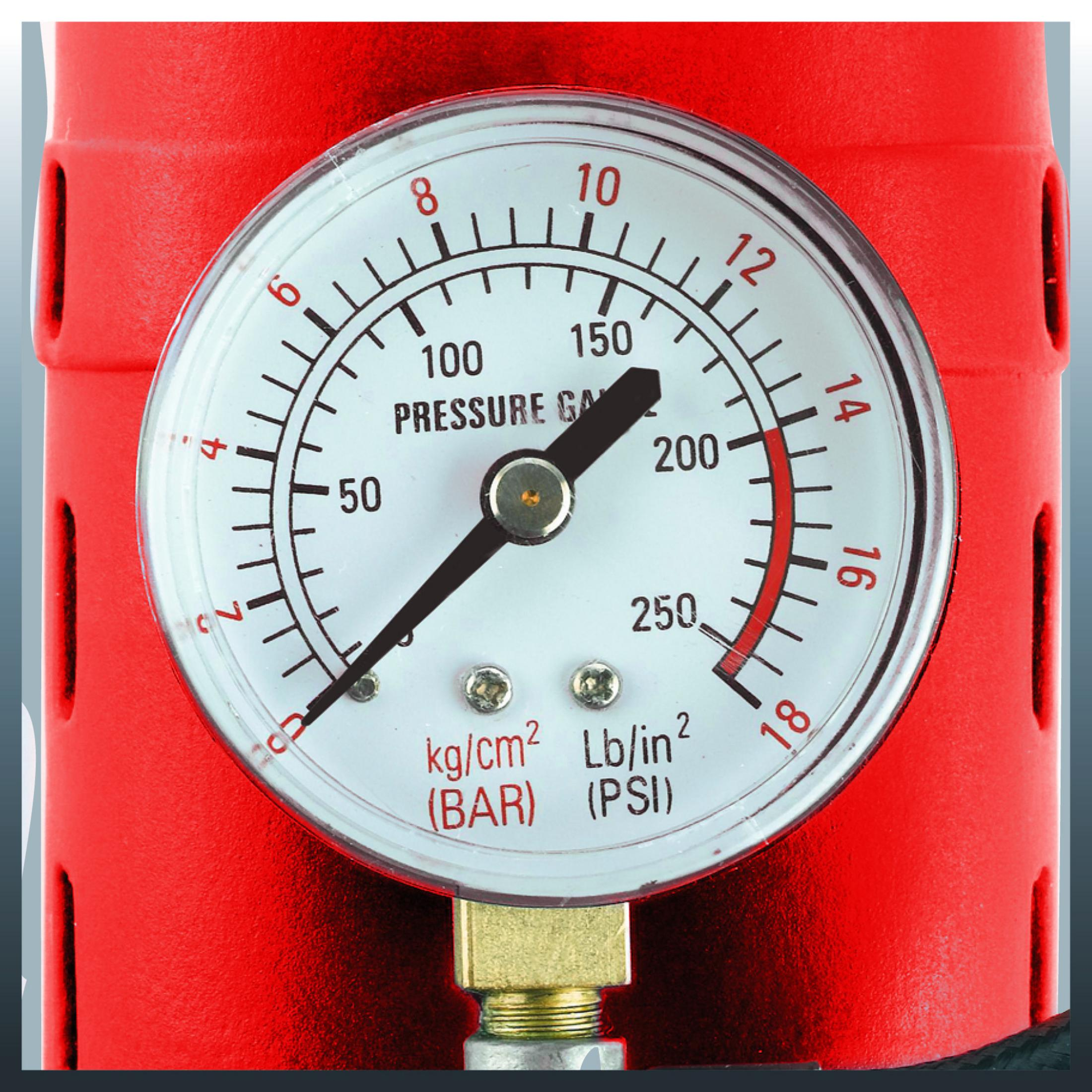 Manometer mit rotem Gehäuse, das einen hohen Wert anzeigt. Weißes Zifferblatt mit schwarzem Zeiger.