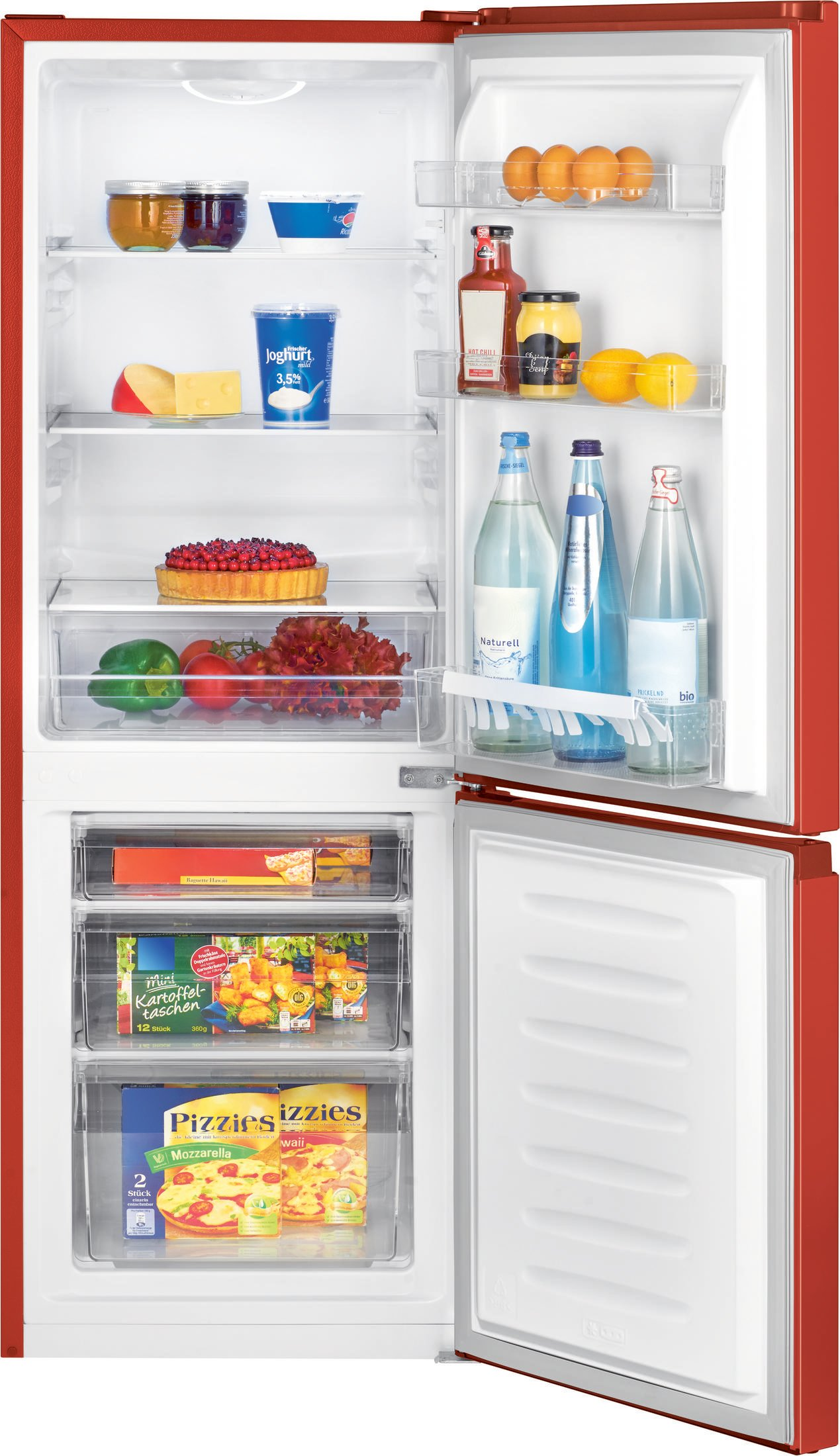 Refrigerador rojo abierto lleno de alimentos. Frascos, lácteos, productos se almacenan en estantes y cajones.