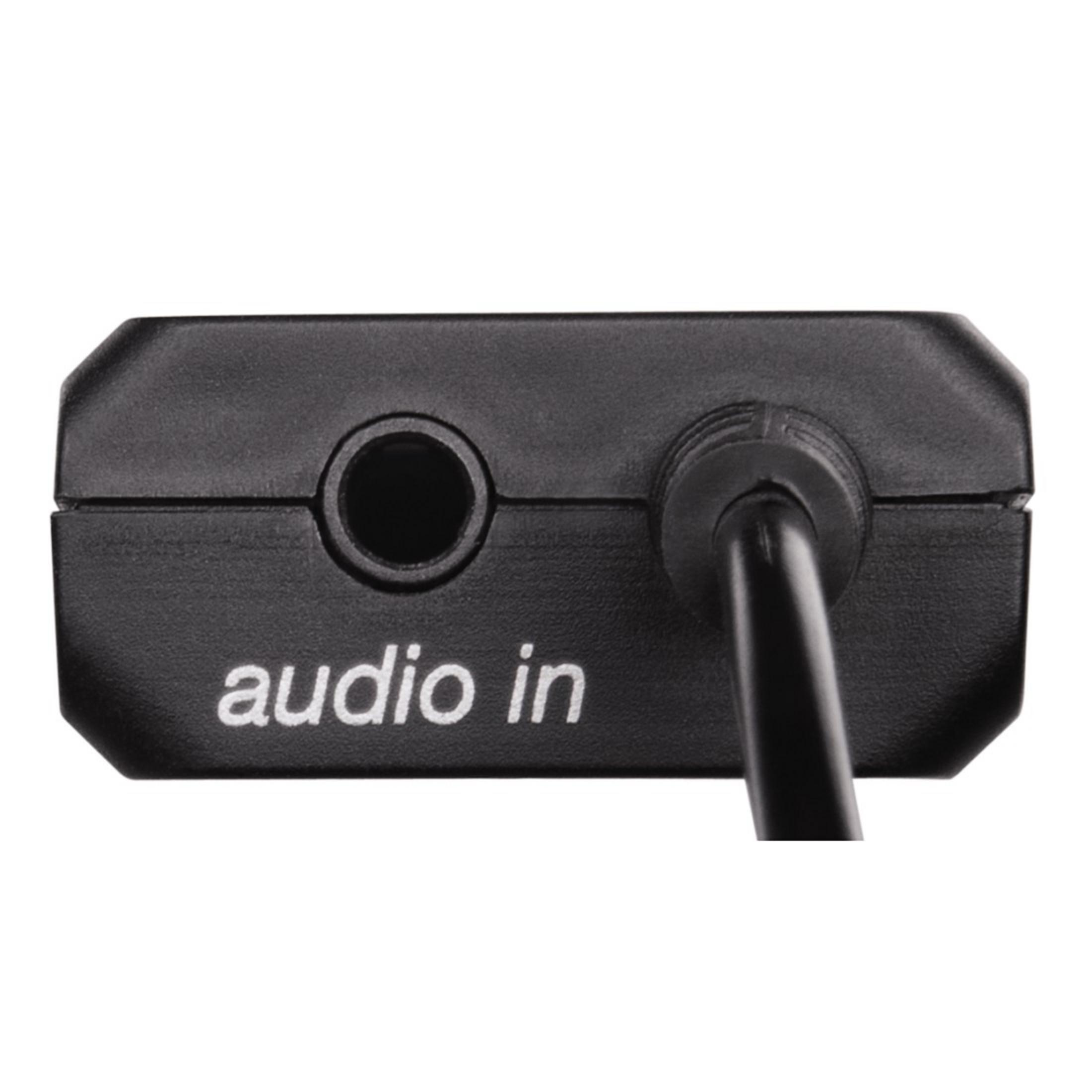 Ein schwarzer Adapter mit einem Audio-Eingangsanschluss. Die Worte „Audio in“ stehen darauf.