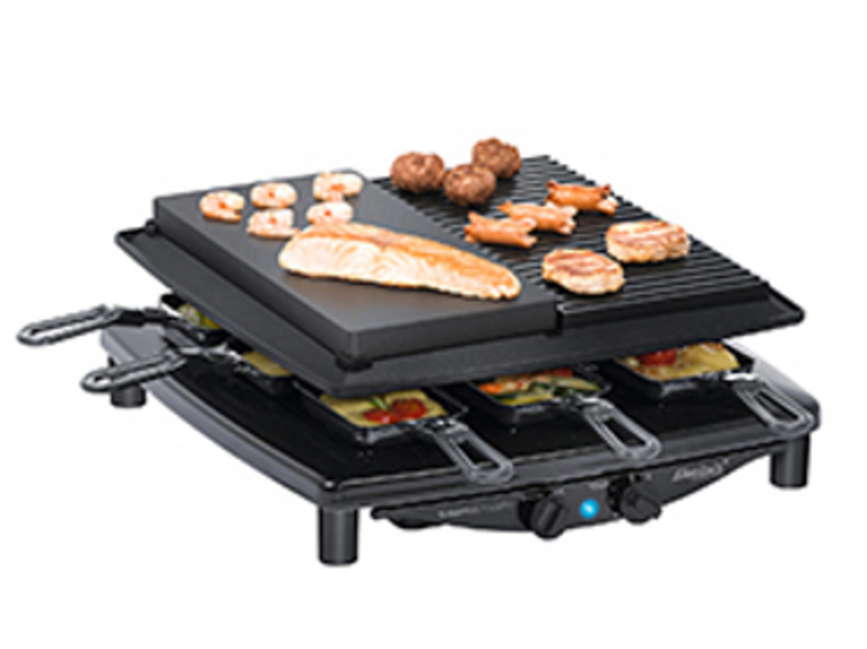 Ein schwarzer Raclette-Grill mit verschiedenen Speisen darauf.