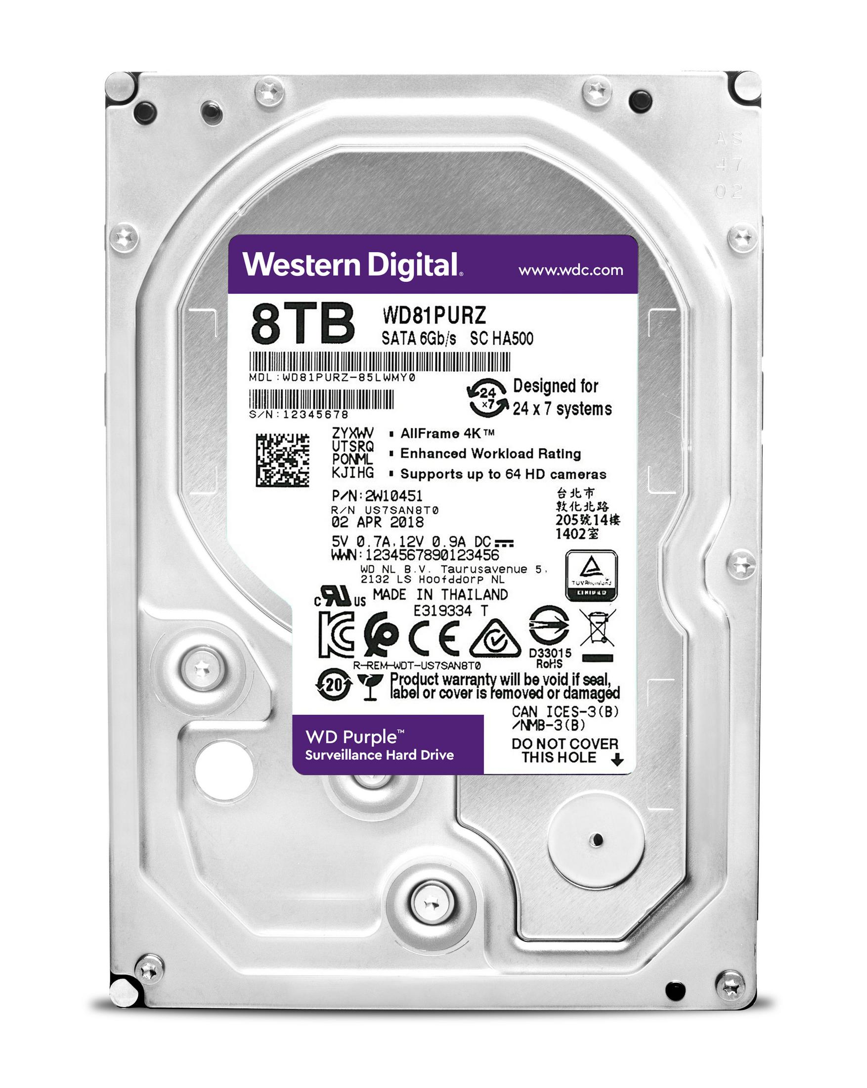 Paarse Western Digital 8TB harde schijf. Zilveren behuizing, paars label met tekst. Witte achtergrond.
