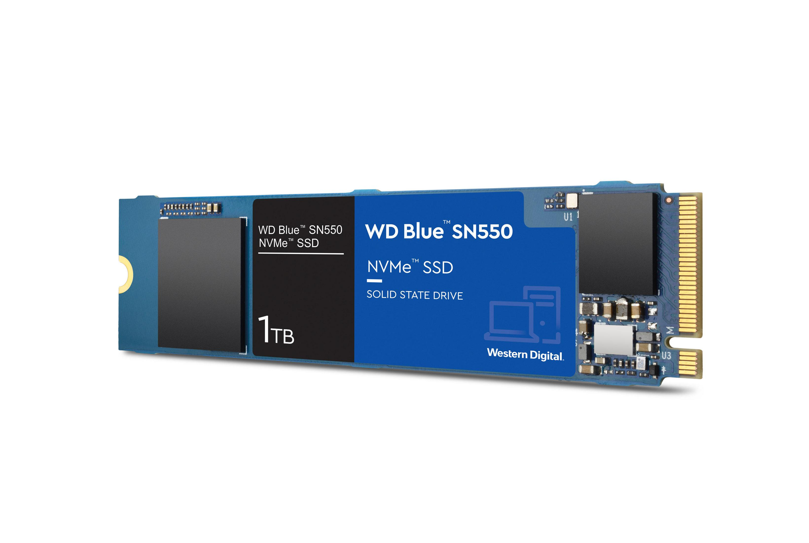 Eine Solid-State-Festplatte mit blauem Etikett auf weißem Hintergrund. Es ist eine Western Digital WD Blue SN550 NVMe SSD.