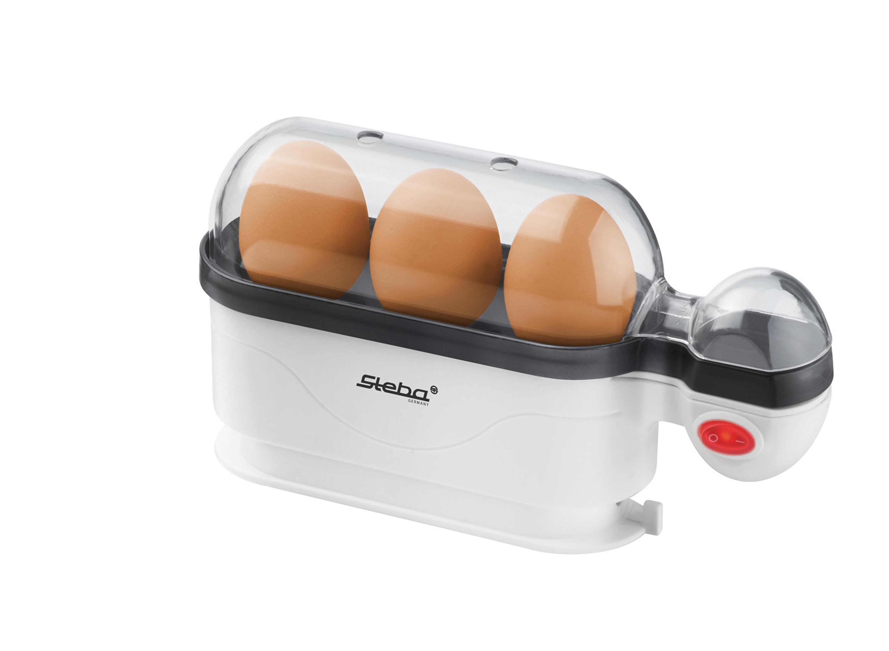 Gotowacz do jajek z trzema brązowymi jajkami i czerwonym przyciskiem zasilania.