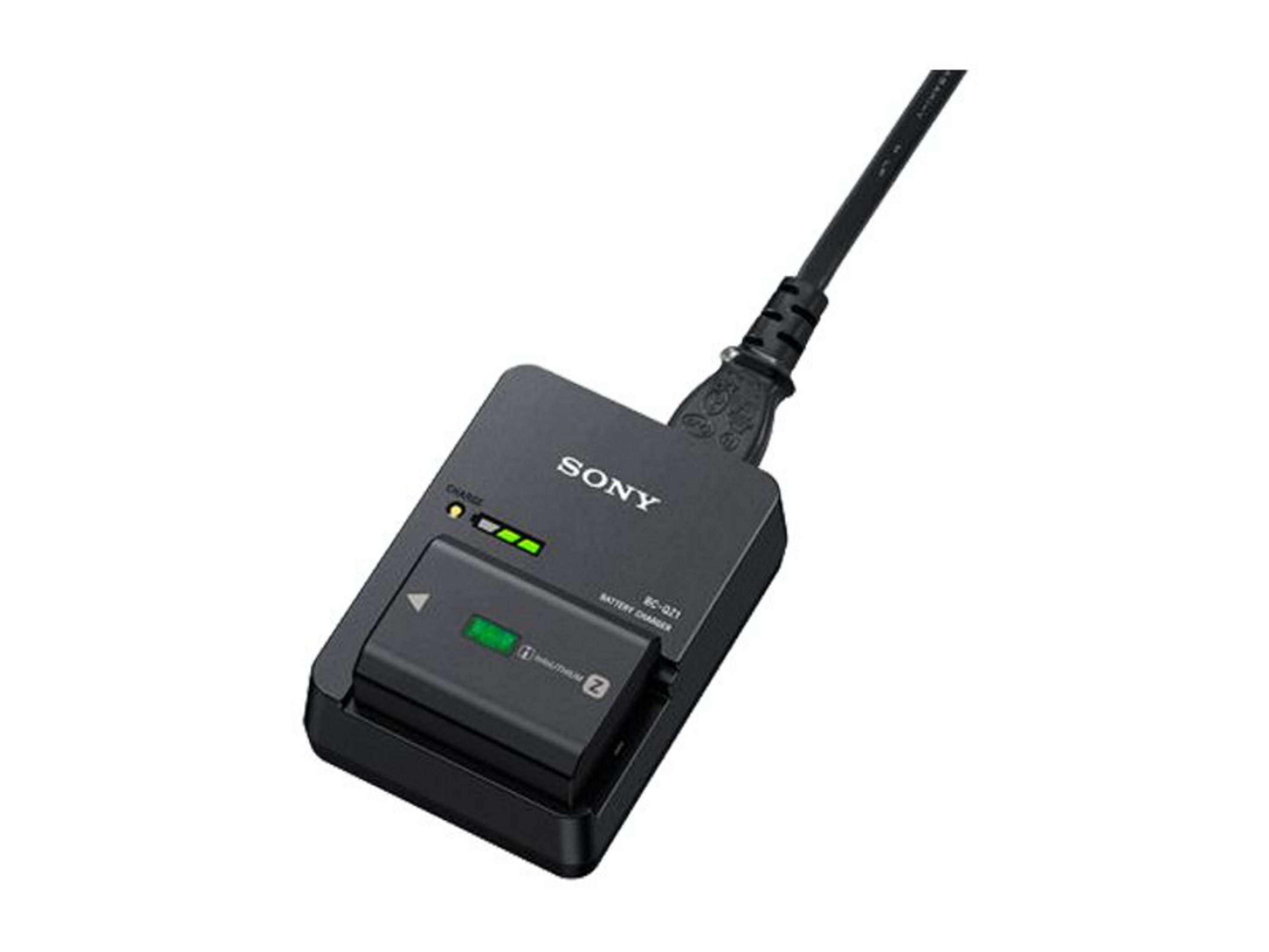 Cargador de batería Sony negro con batería, luces verdes de carga y cable USB.