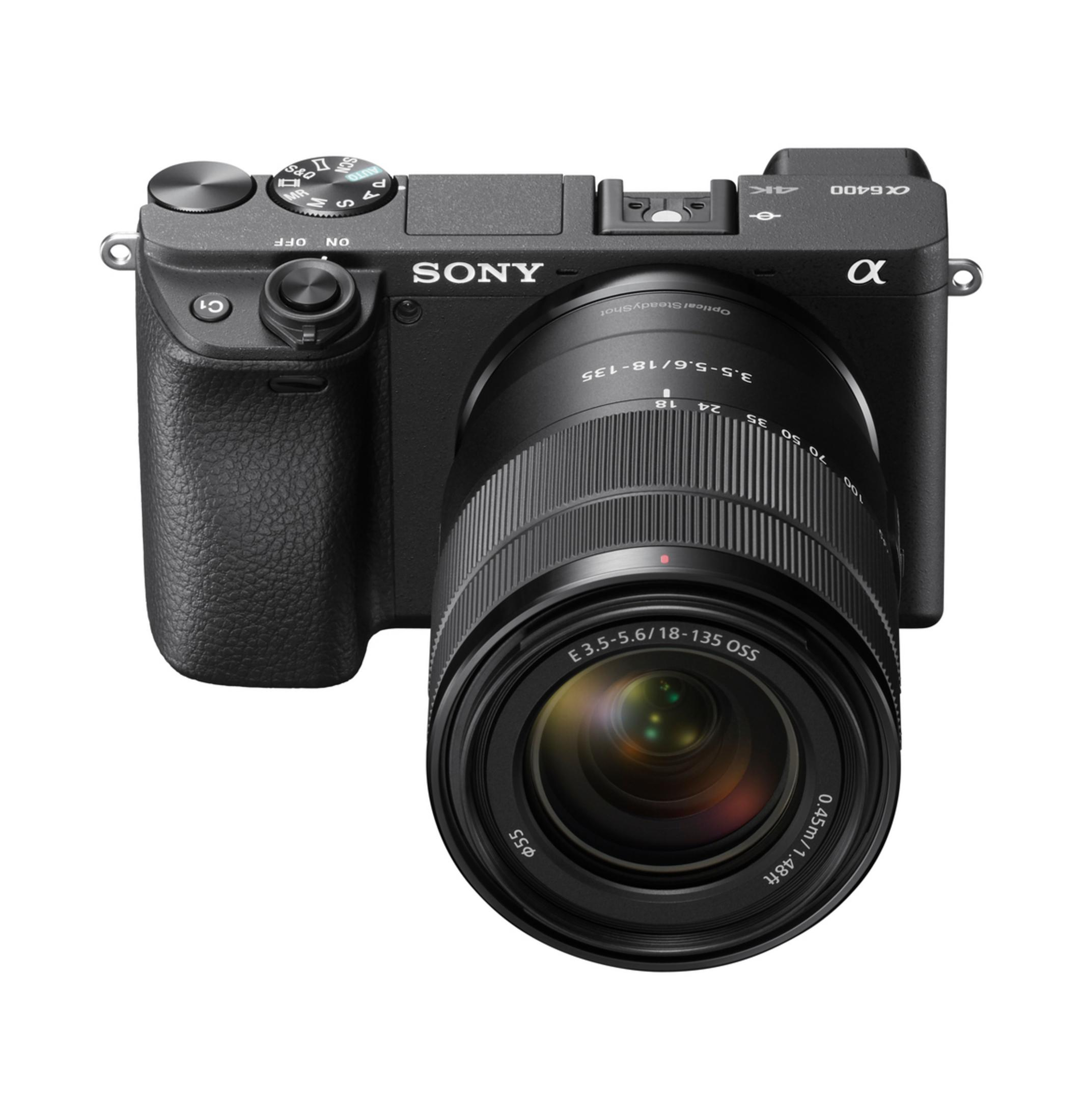 Una cámara Sony Alpha negra con una lente, sobre un fondo blanco.