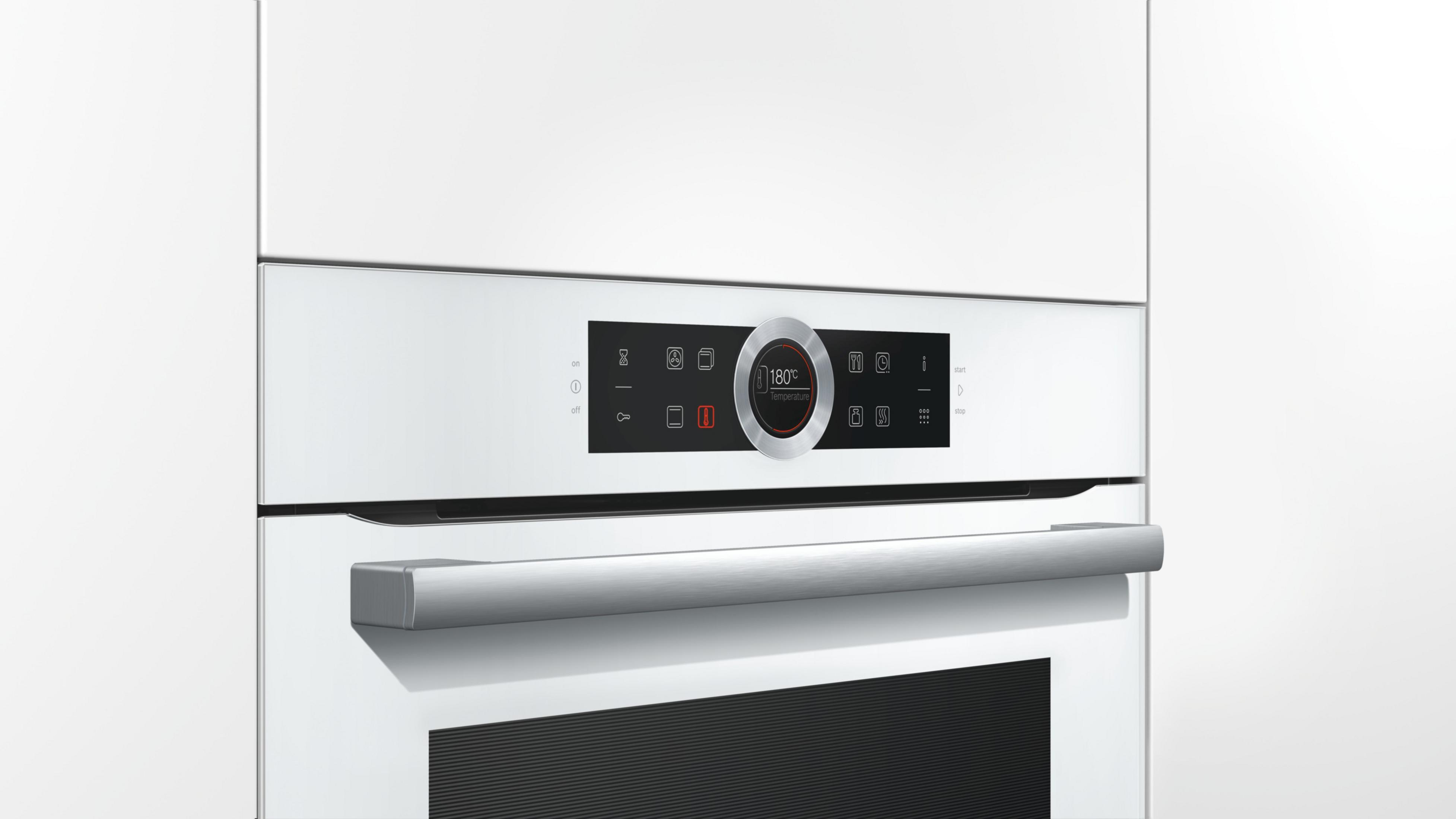 Panel de control de horno blanco con pantalla digital, botones y un asa. Fondo blanco.