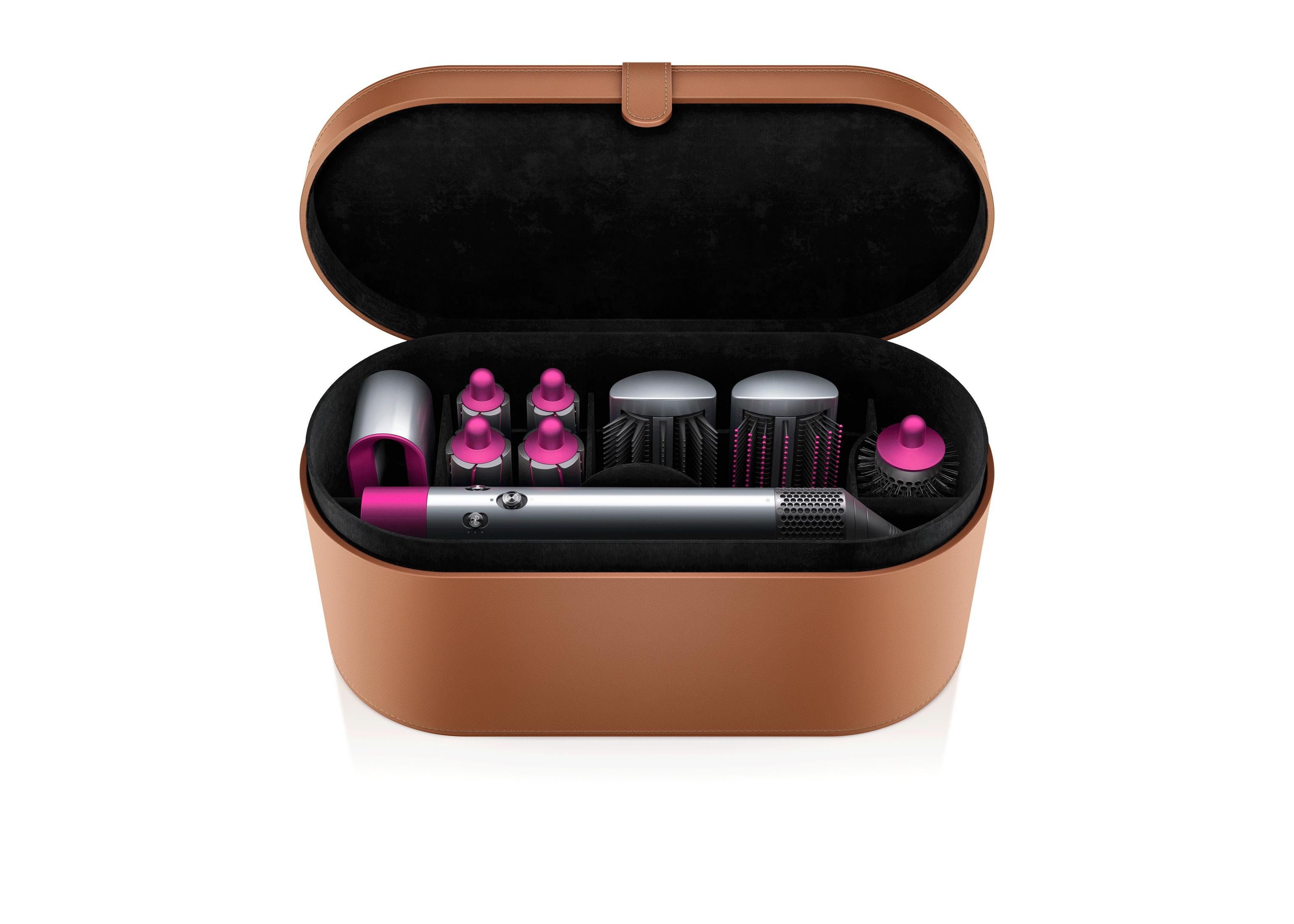 Dyson Haarstyling-Set in braunem Etui, geöffnet. Enthält verschiedene Styling-Aufsätze und einen Griff.