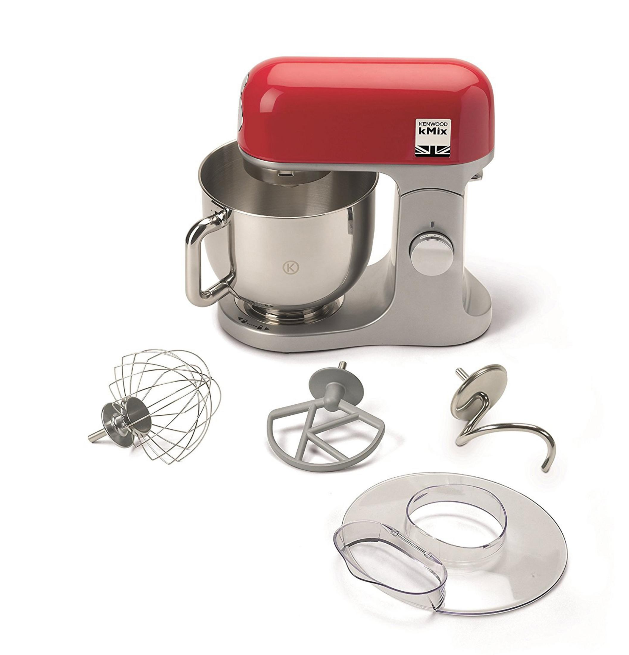 Roter und silberner Küchenmixer mit Aufsätzen. Der Hintergrund ist weiß.
