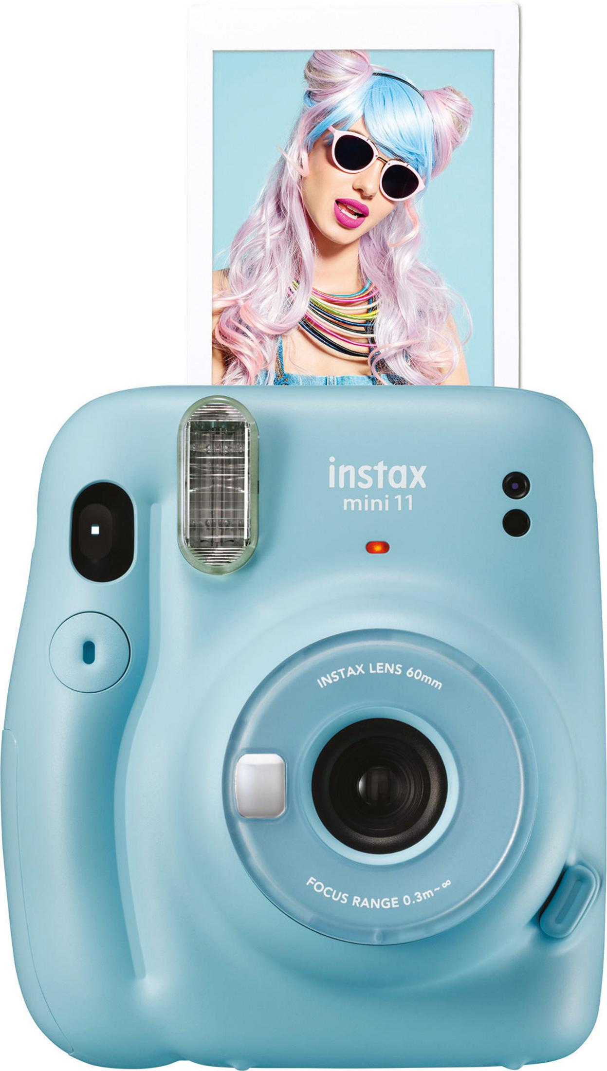Fotocamera Instax Mini 11 azzurra con foto di donna con capelli colorati.