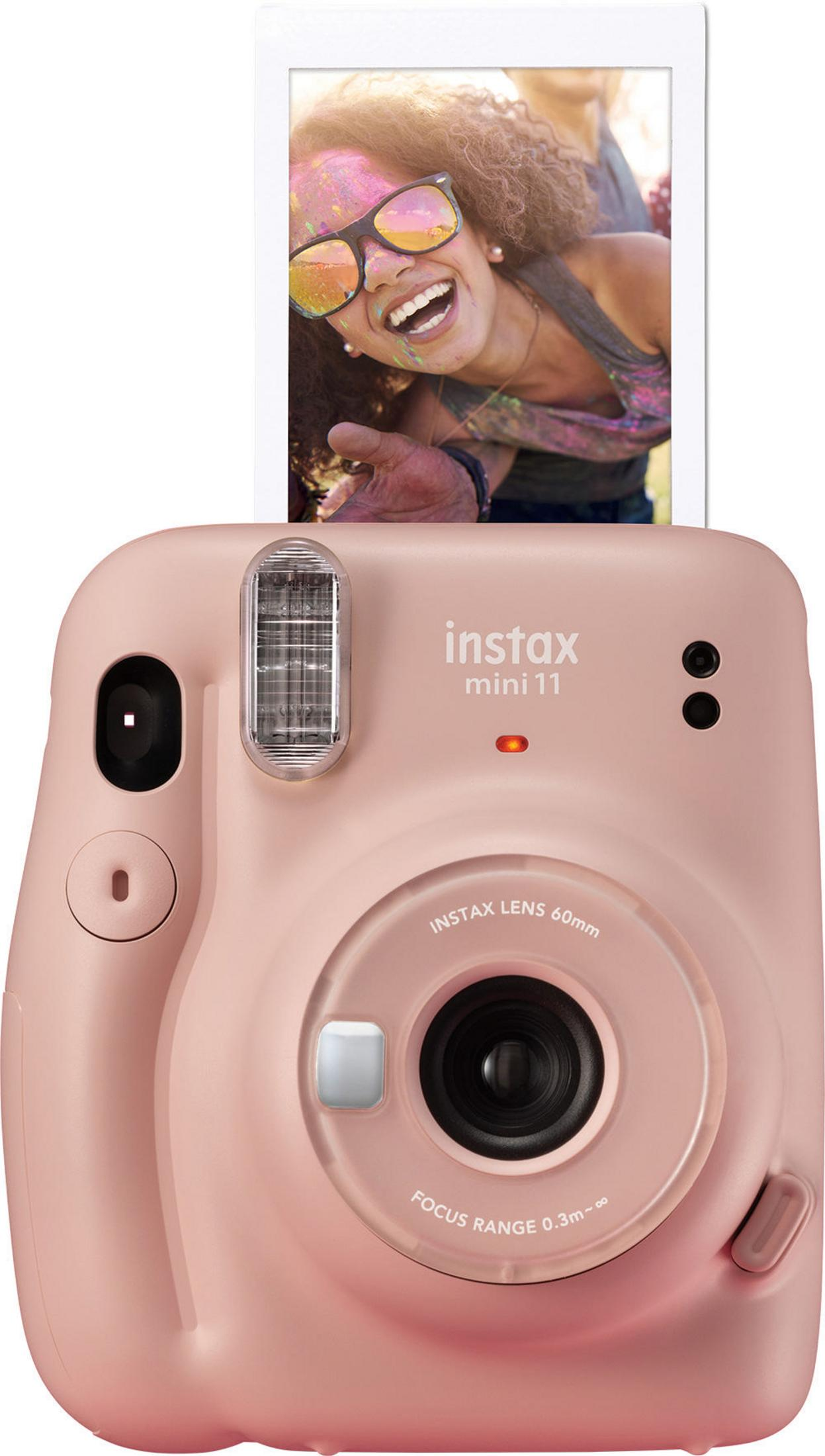 Rosa Instax Mini 11 Kamera mit herausspringendem Foto. Eine lächelnde Person ist im Foto.