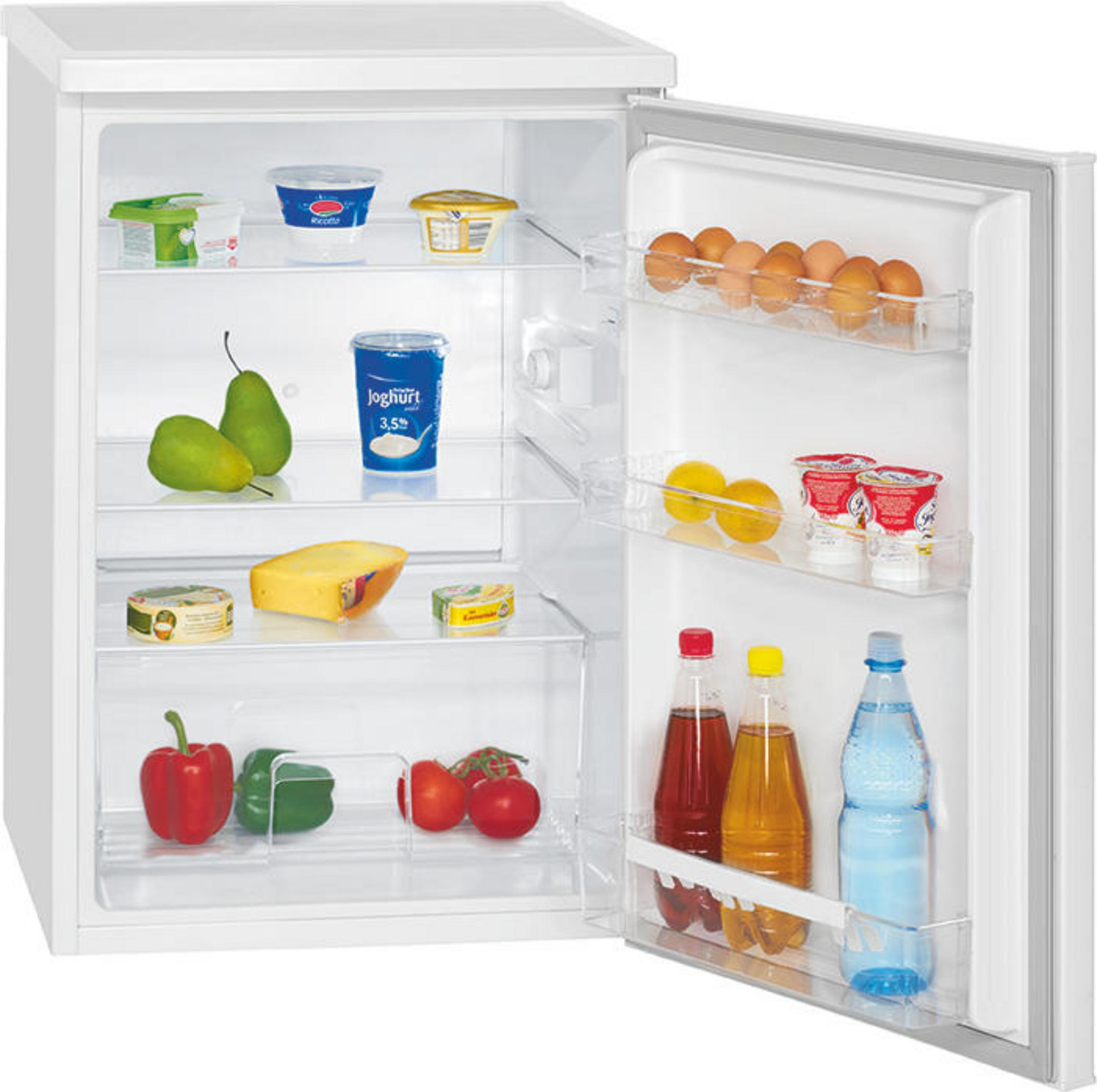 Ein kleiner Kühlschrank mit geöffneter Tür. Enthält Obst, Gemüse, Joghurts und Flaschen.