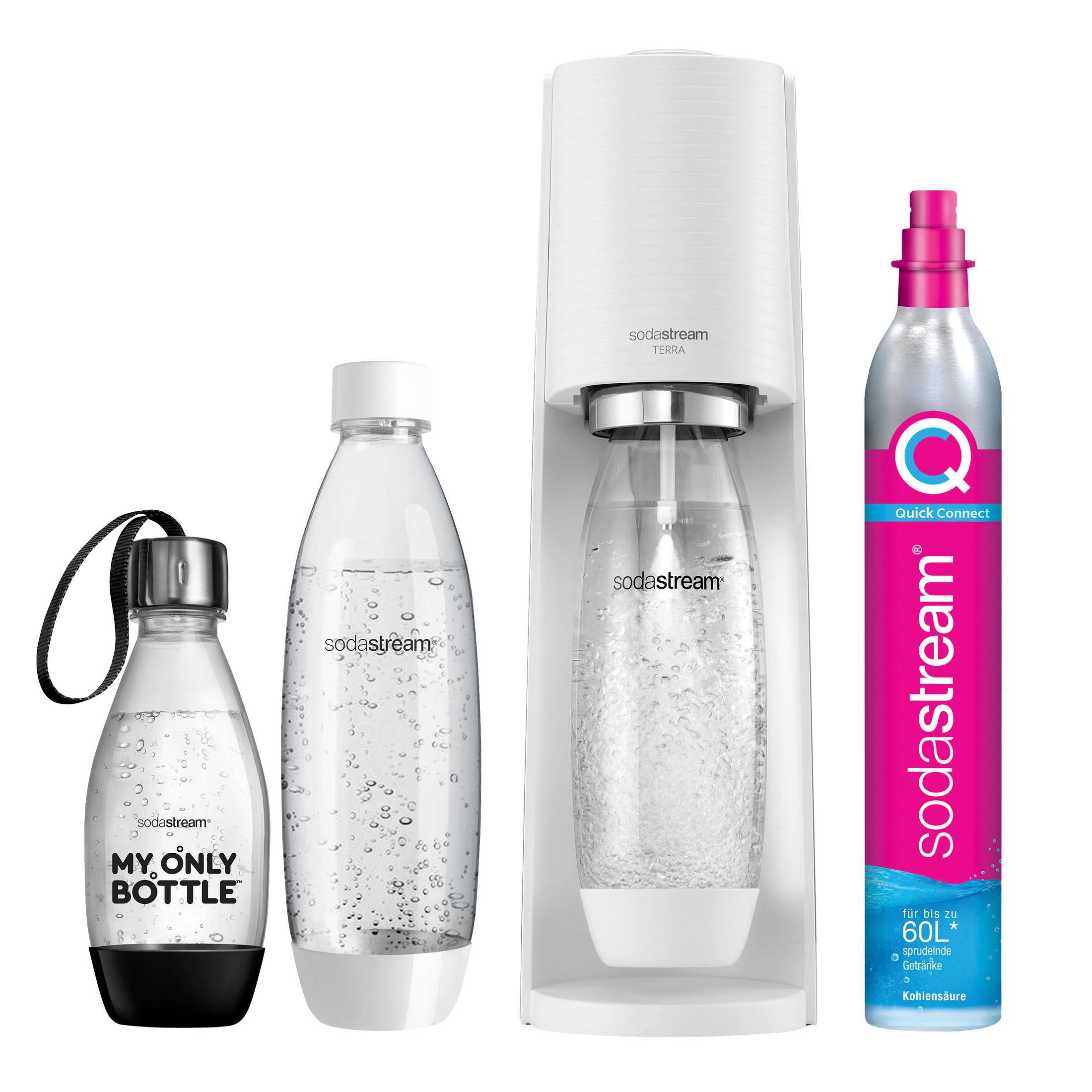 SodaStream-Set: Maschine, Flaschen und CO2-Zylinder. Weiß und klar. Flaschen enthalten Wasser. Zylinder ist rosa und silber.