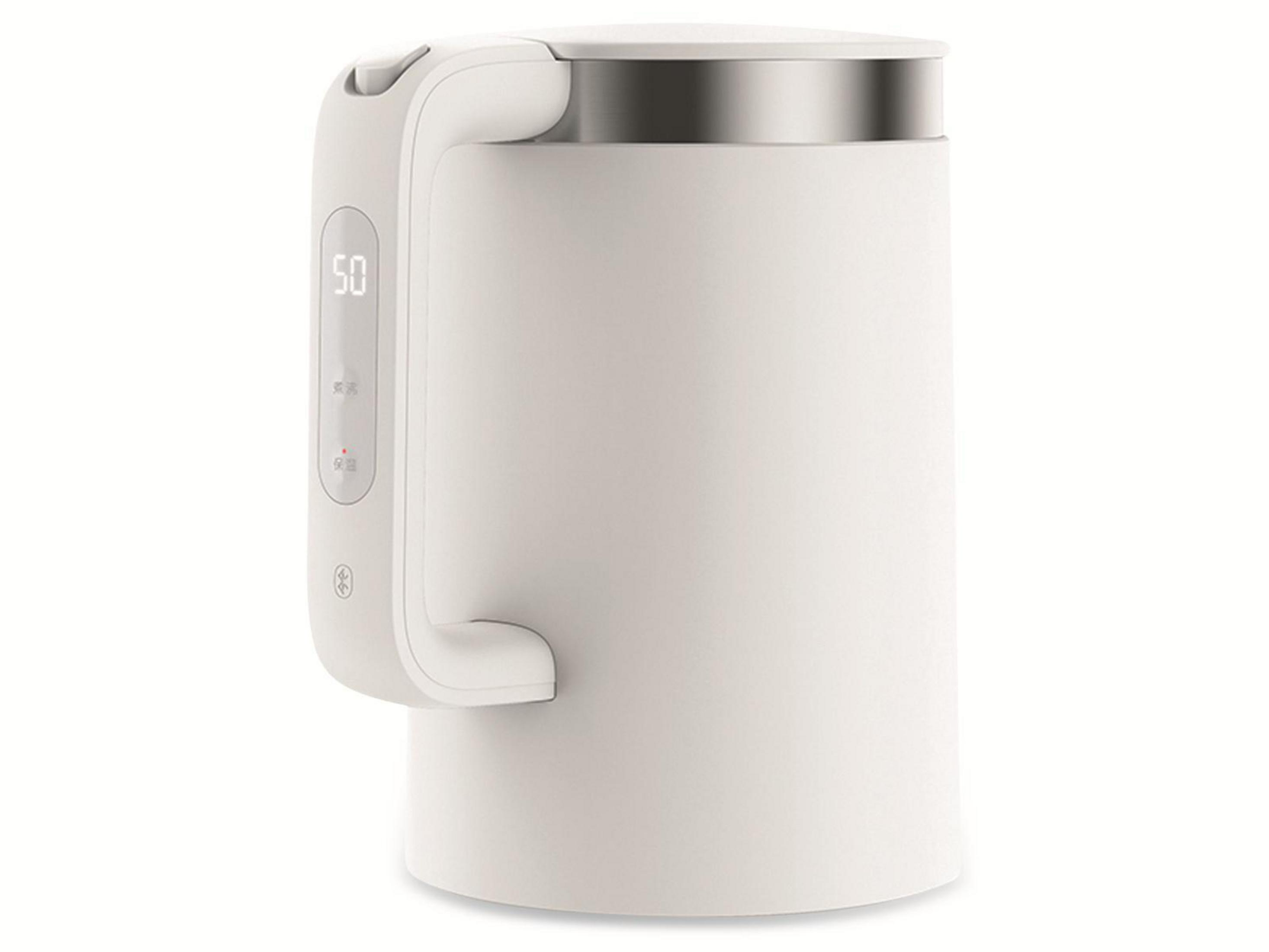 Witte elektrische waterkoker met handvat en digitaal display. Zilveren rand aan de bovenkant. Witte achtergrond.