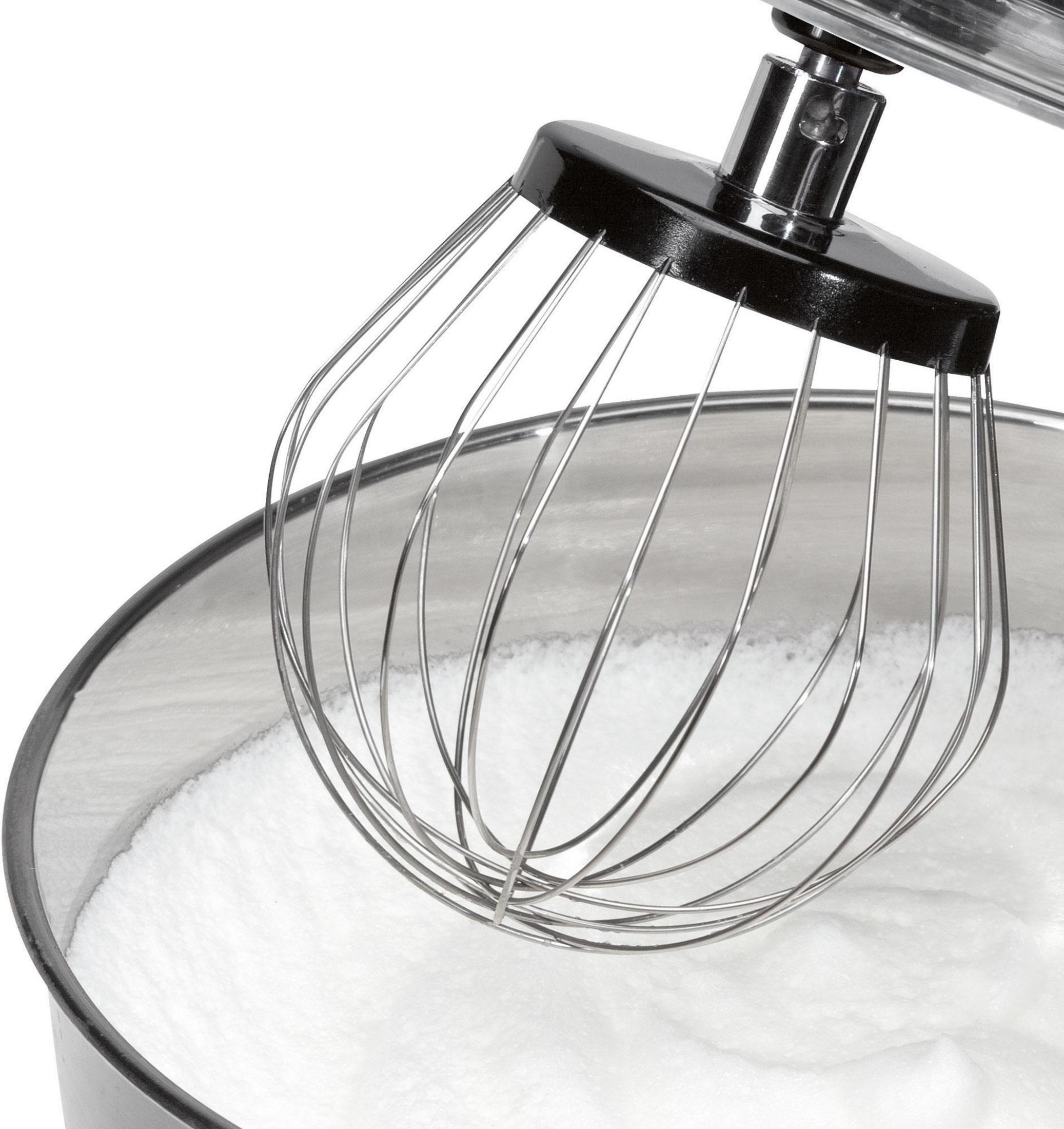 Zbliżenie trzepaczki ubijającej białą śmietanę w misce. Białe tło.