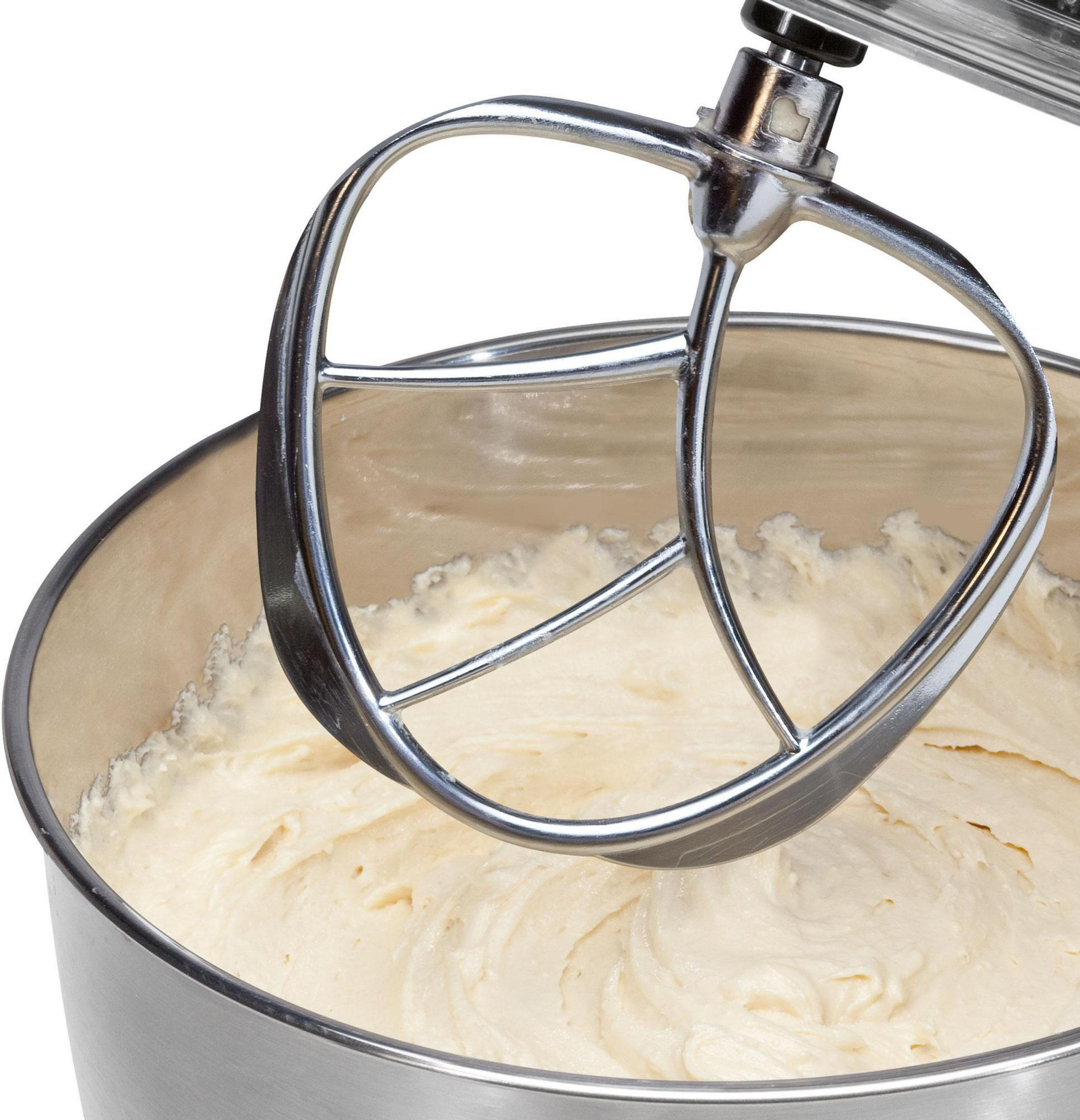 Zbliżenie miksera w metalowej misce z ubitą śmietaną.