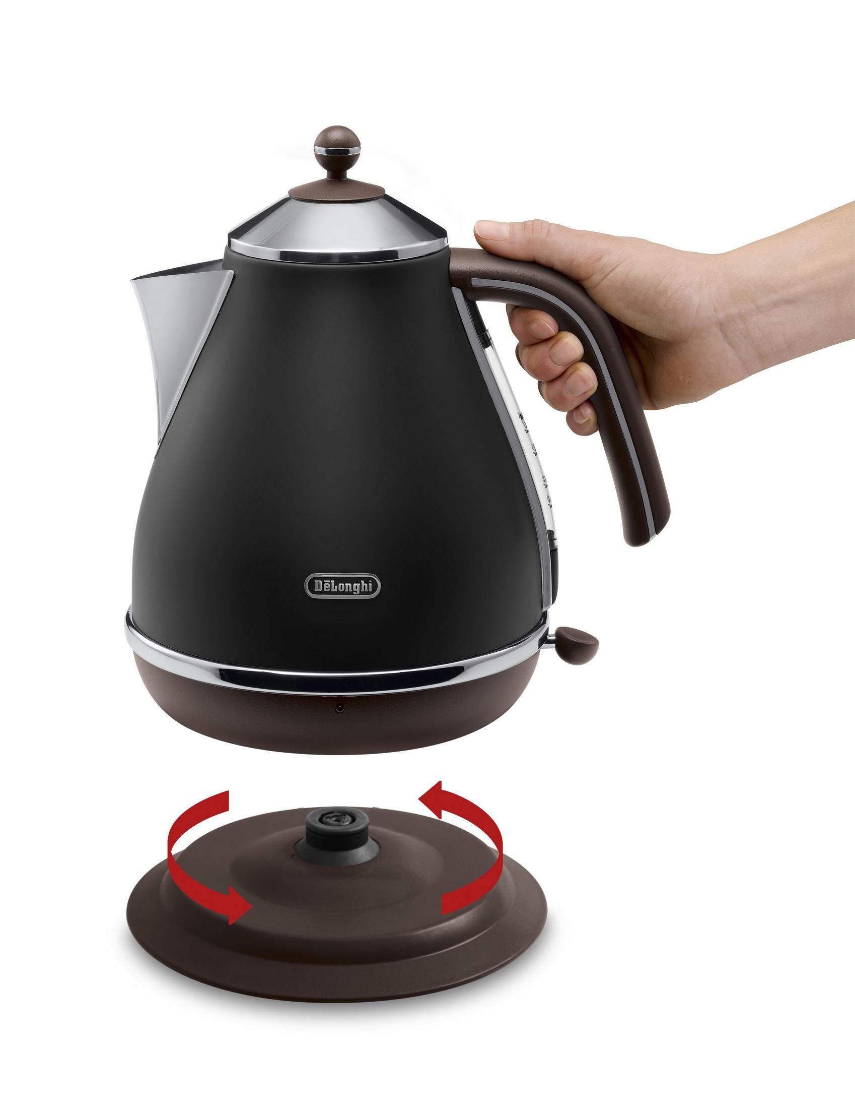 Czarny czajnik DeLonghi bez pokrywki. Pokrywka jest brązowa i ma chromowany wierzch.