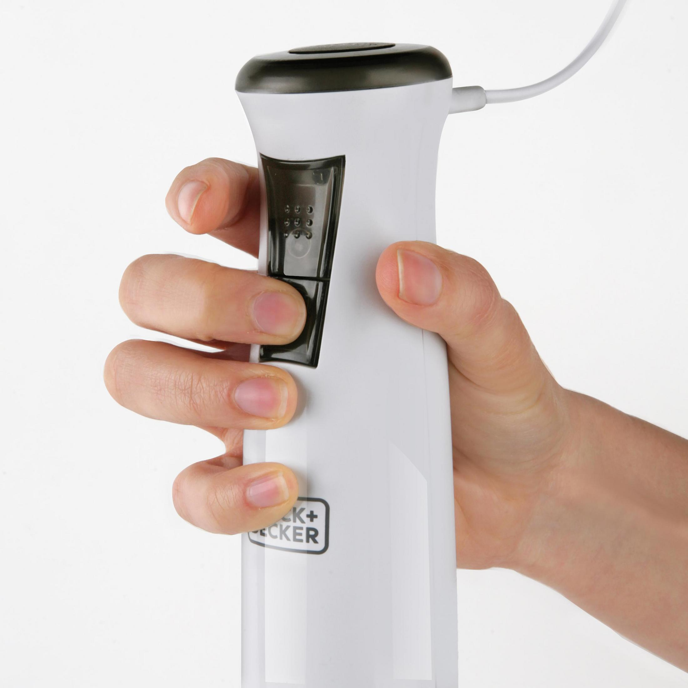 Biało-czarny blender ręczny trzymany w dłoni, z logo Black+Decker.