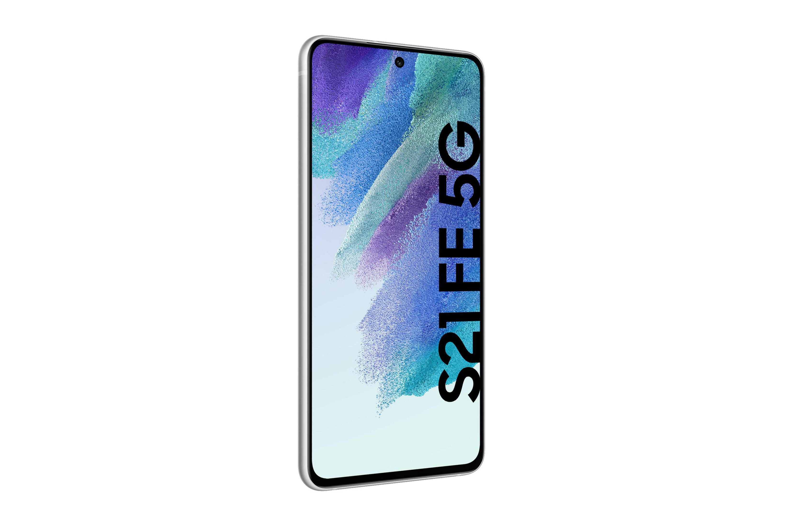 Ein silbernes Samsung S21 FE 5G Smartphone auf weißem Hintergrund.