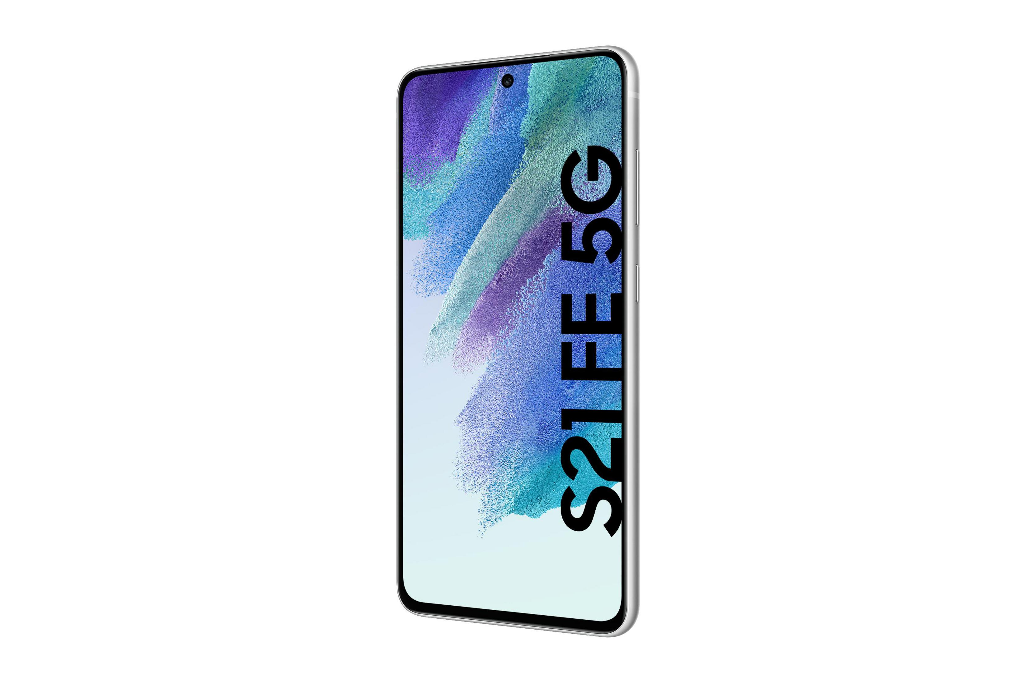 Silbernes S21 FE 5G Smartphone. Anzeige zeigt blau-violettes abstraktes Muster, weißer Hintergrund.
