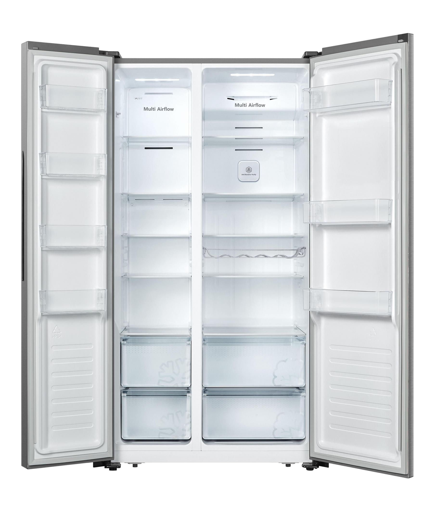 Ein silberner Kühlschrank, offen. Es hat transparente Regale und Schubladen. Weißer Hintergrund.