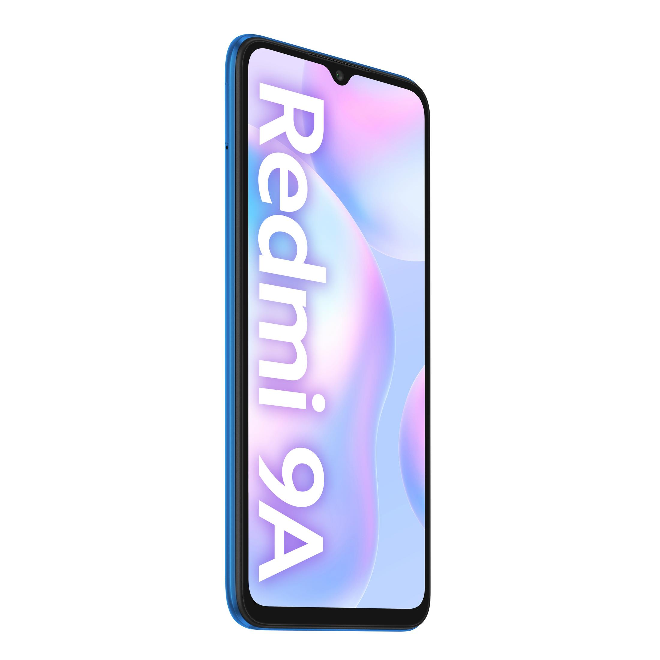 Ein blaues Smartphone mit den Worten "Redmi 9A" vertikal auf dem Bildschirm, isoliert auf Weiß.