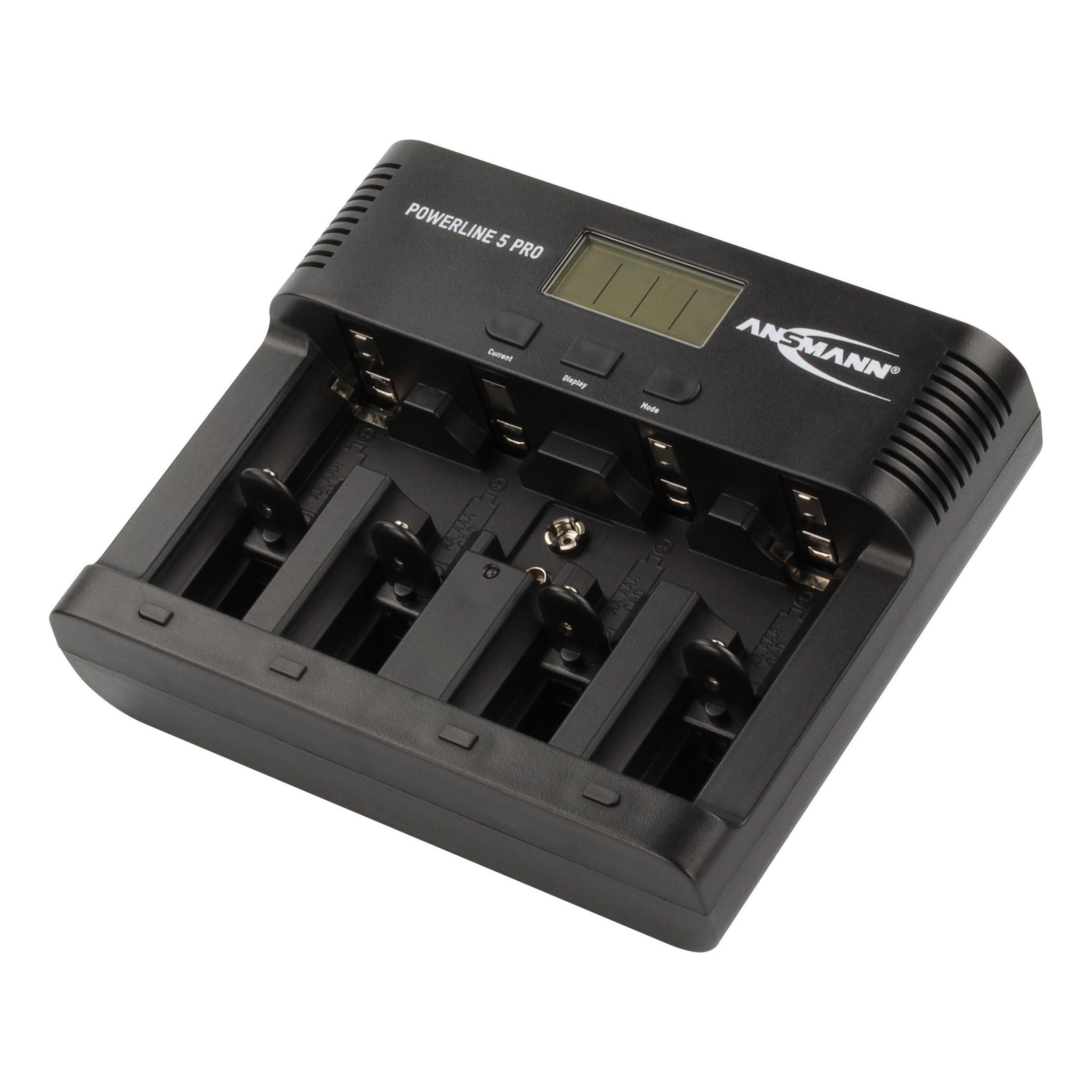 Ein schwarzes Batterieladegerät mit Steckplätzen für Batterien. Es steht auf weißem Hintergrund.