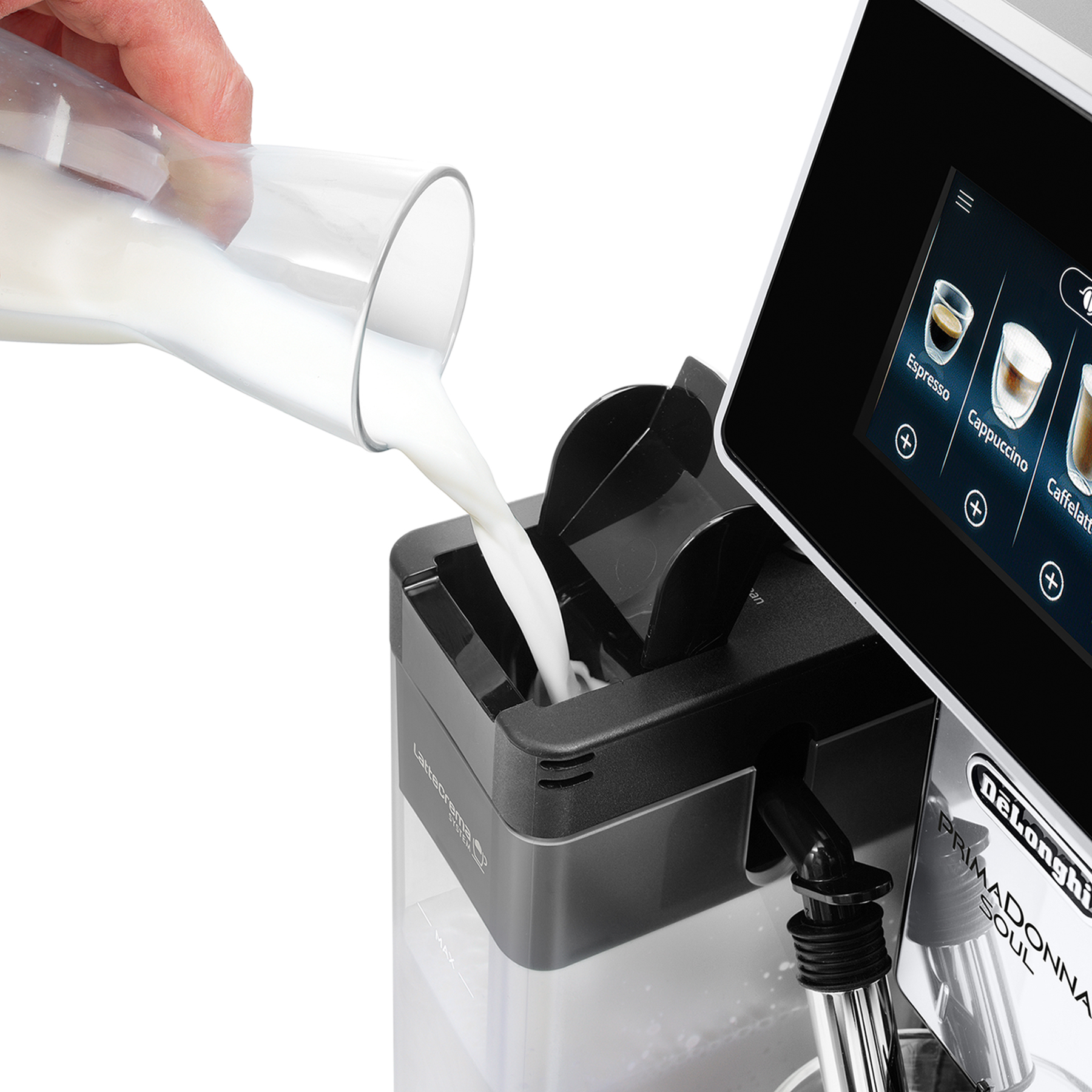 Ręka wlewa mleko z dzbanka do ekspresu do kawy Delonghi.