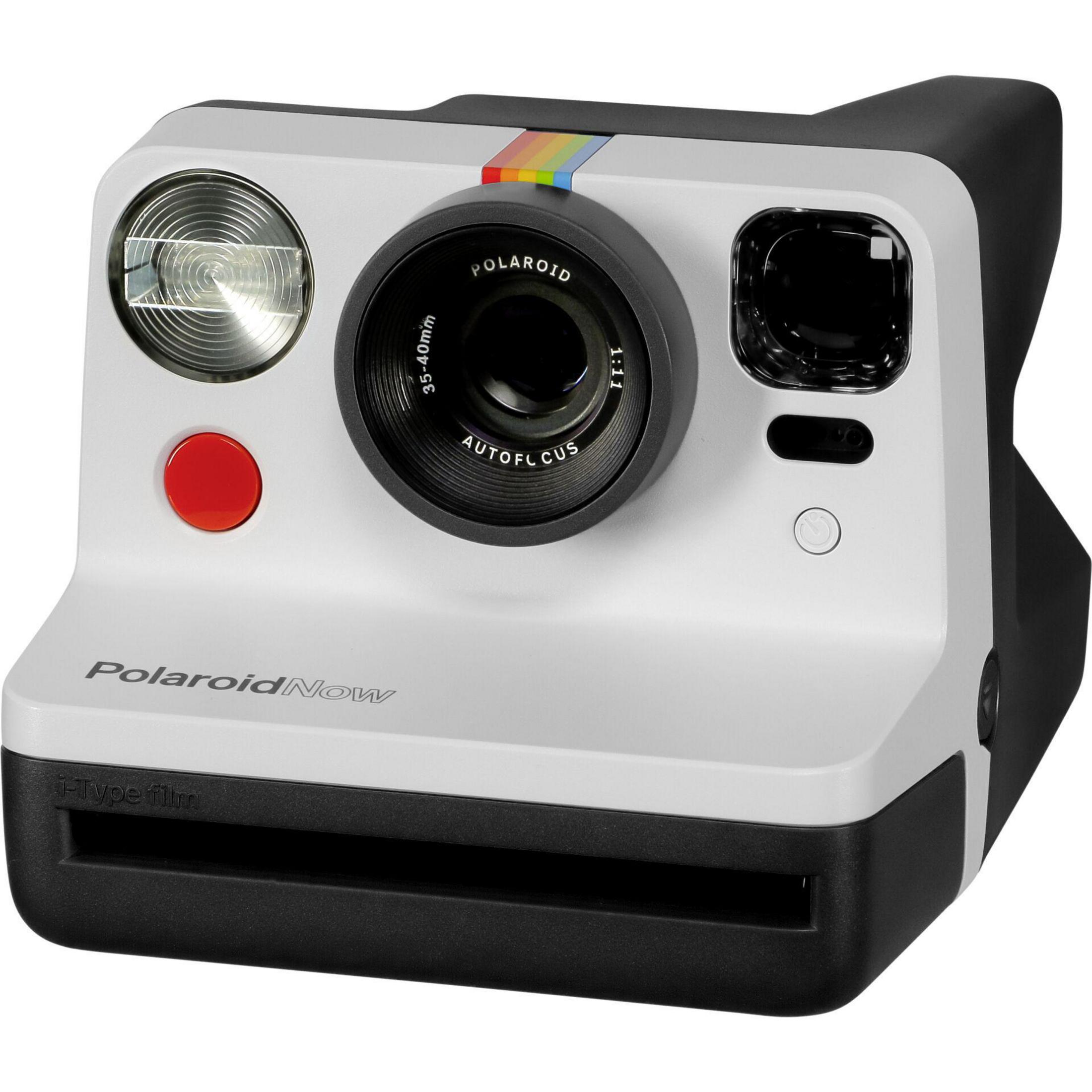 Fotocamera Polaroid Now bianca e nera. Con obiettivo, flash e pulsante rosso. Striscia arcobaleno sopra.