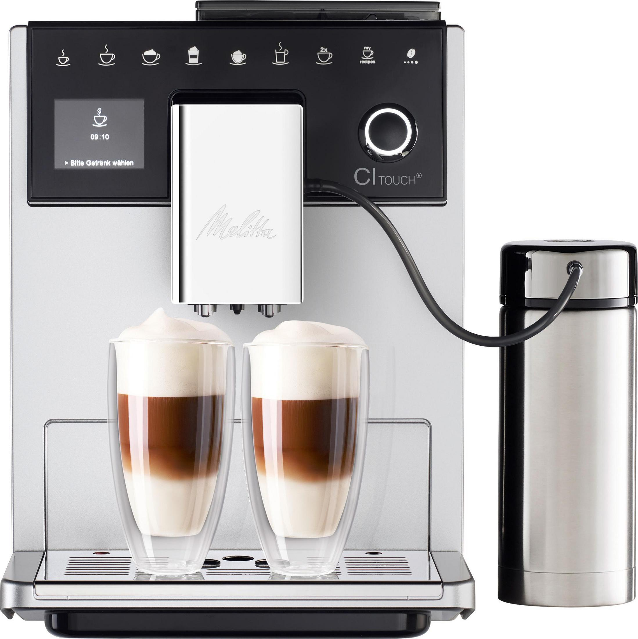 Una cafetera Melitta CI Touch blanca y plateada haciendo dos lattes.