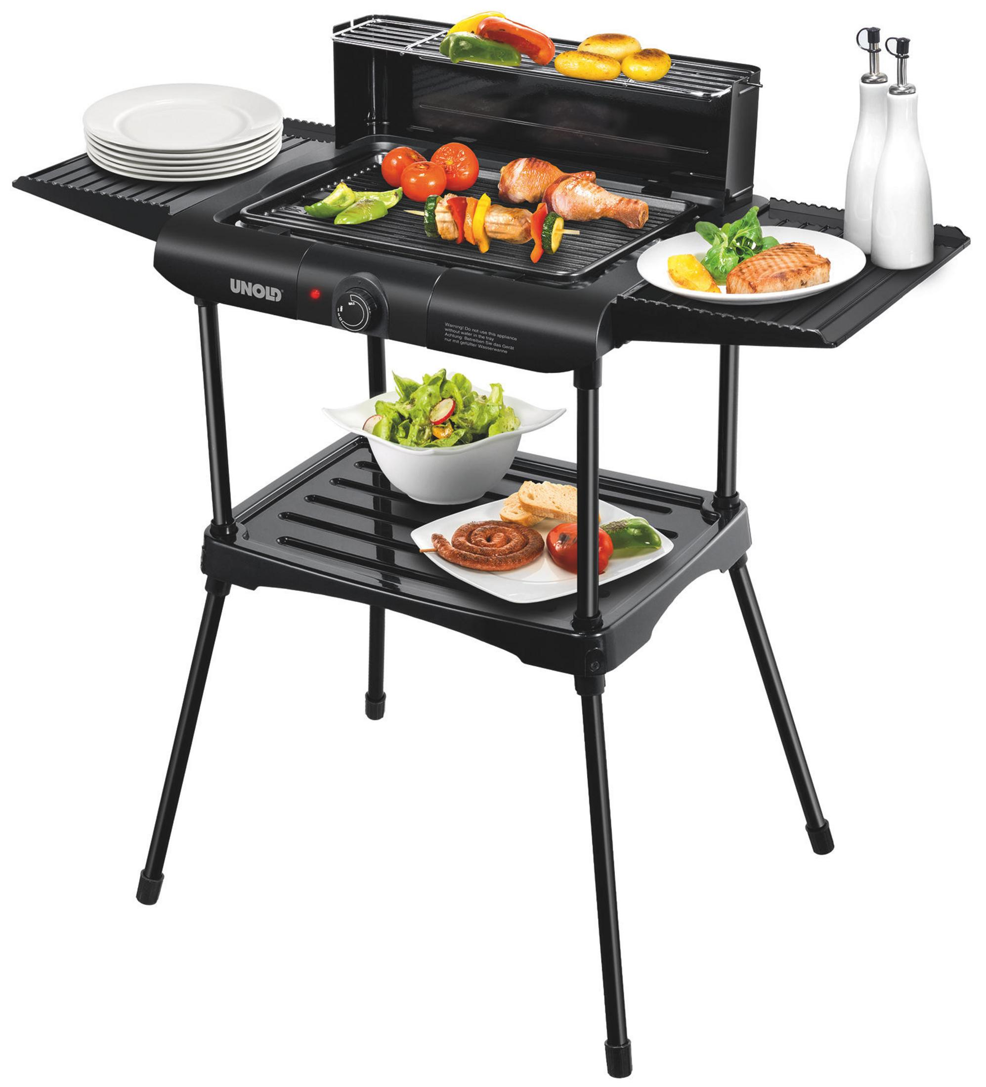Ein schwarzer Außengrill mit Essen darauf. Das Essen umfasst Gemüse, Fleisch und Würstchen.
