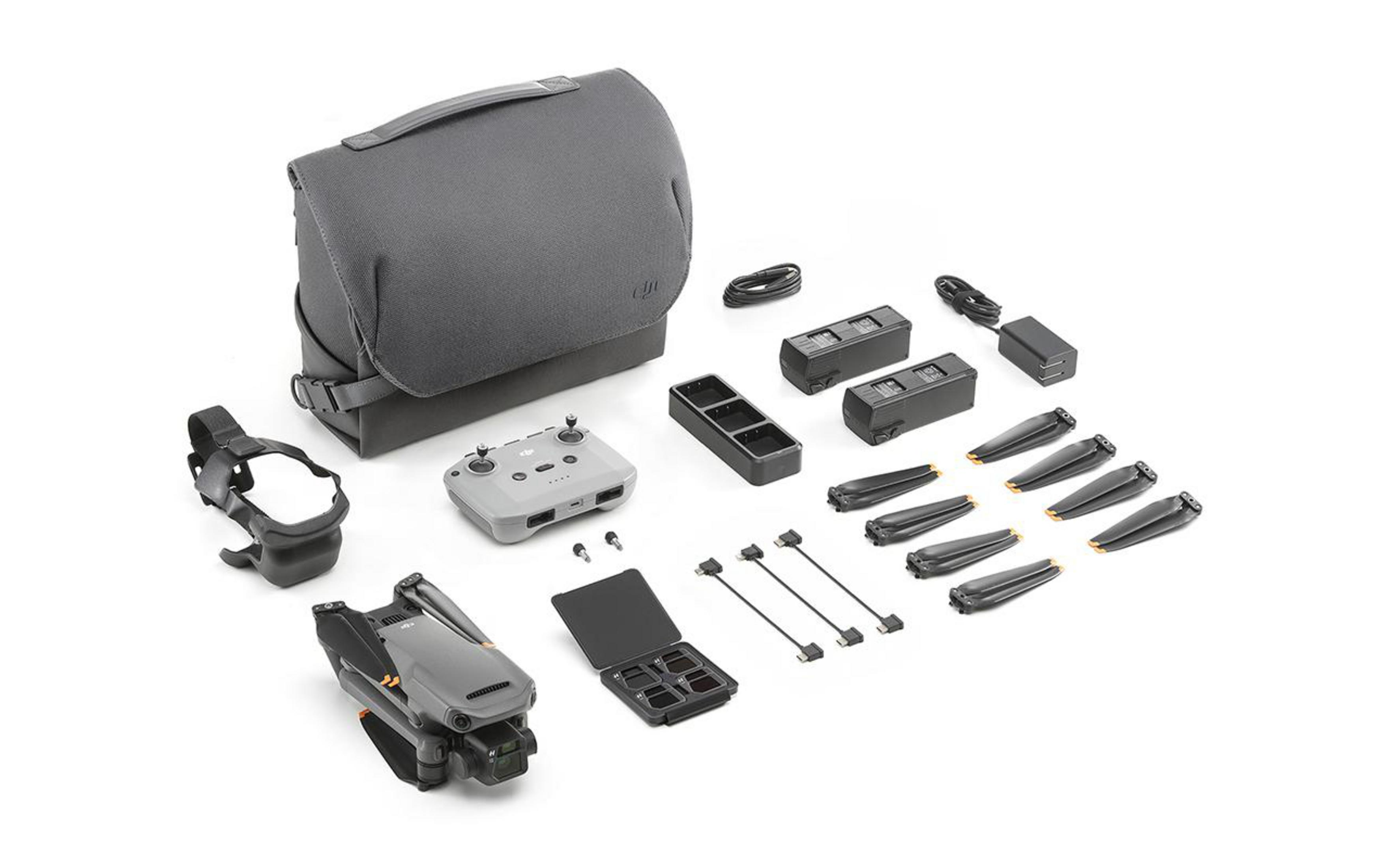 Drohnen-Kit mit Drohne, Controller, Tasche und Zubehör. Weißer Hintergrund.