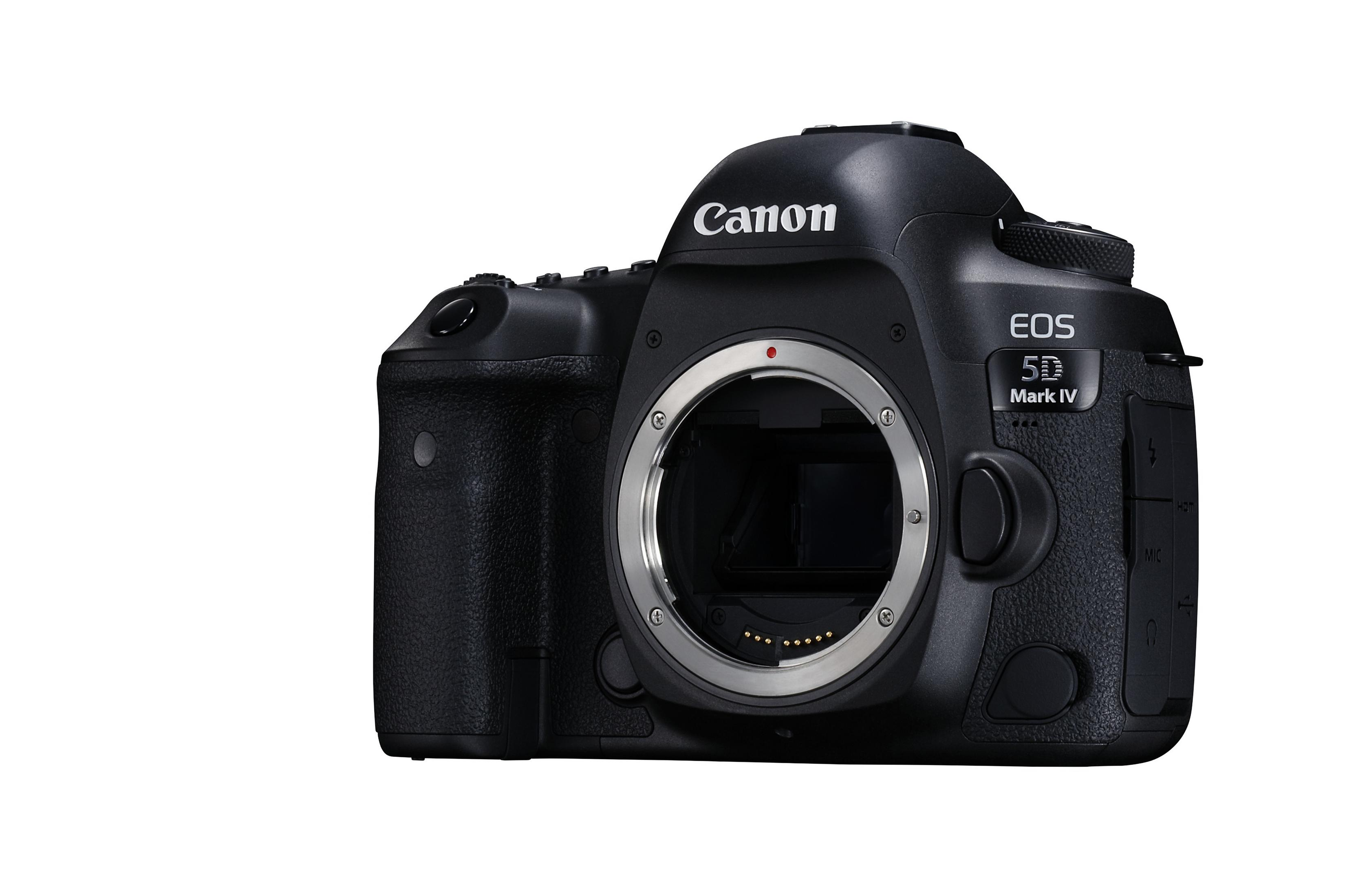 Cámara Canon EOS 5D Mark IV negra sobre fondo blanco, montura del objetivo visible.