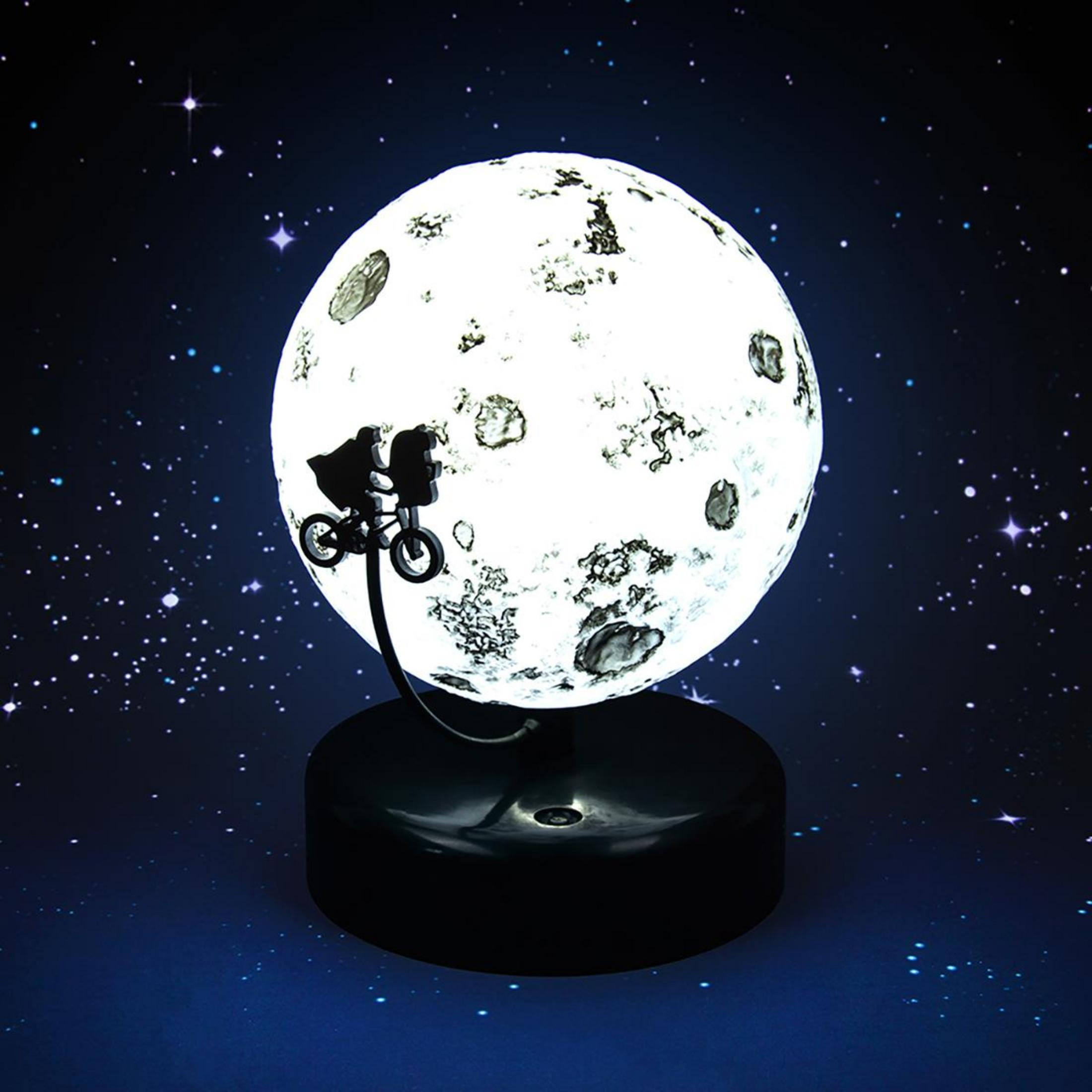 Mondförmige Lampe mit einer Silhouette-Szene aus E.T., vor Sternenhimmel.