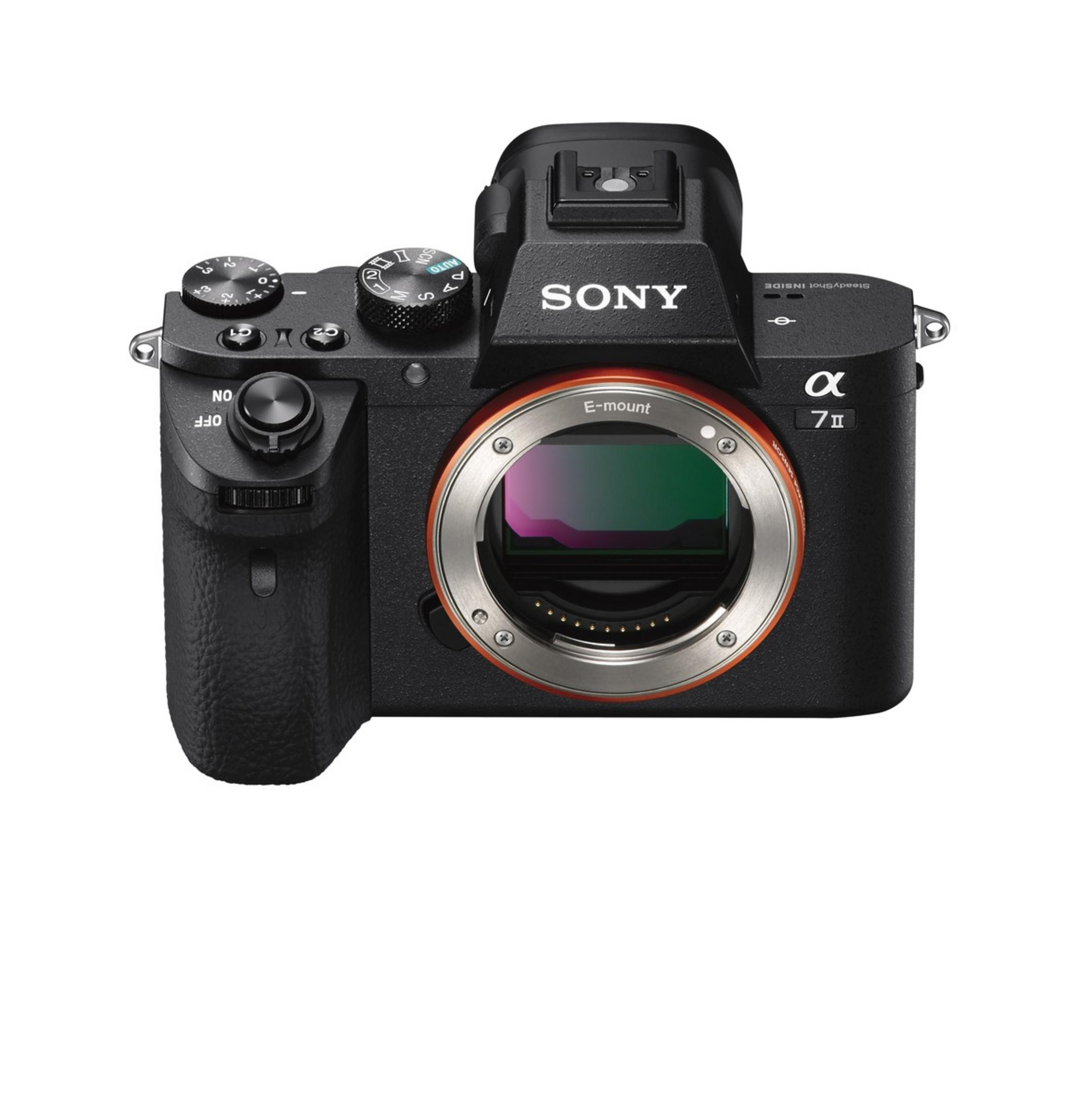 Schwarze Sony Alpha 7 II Kamera, Frontansicht. Merkmale: Räder, Knöpfe und ein Objektiv mit orangem Ring.