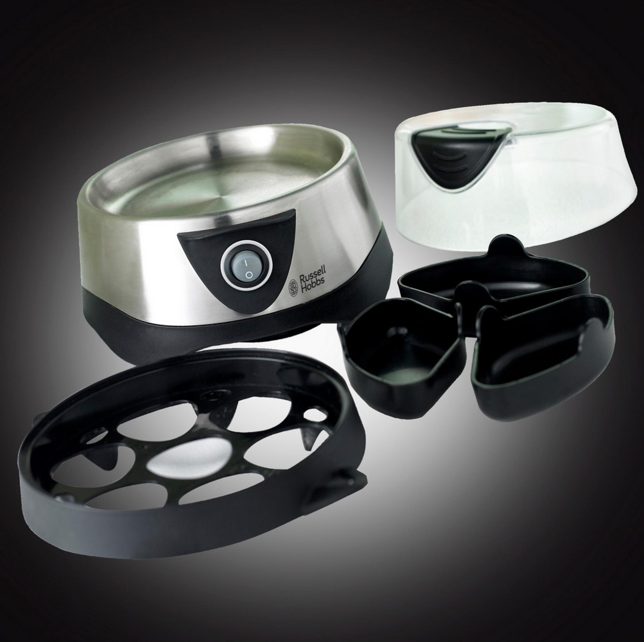 Gotowacz do jajek z wieloma elementami. Srebrna podstawa, czarne akcesoria i przezroczysta pokrywa.