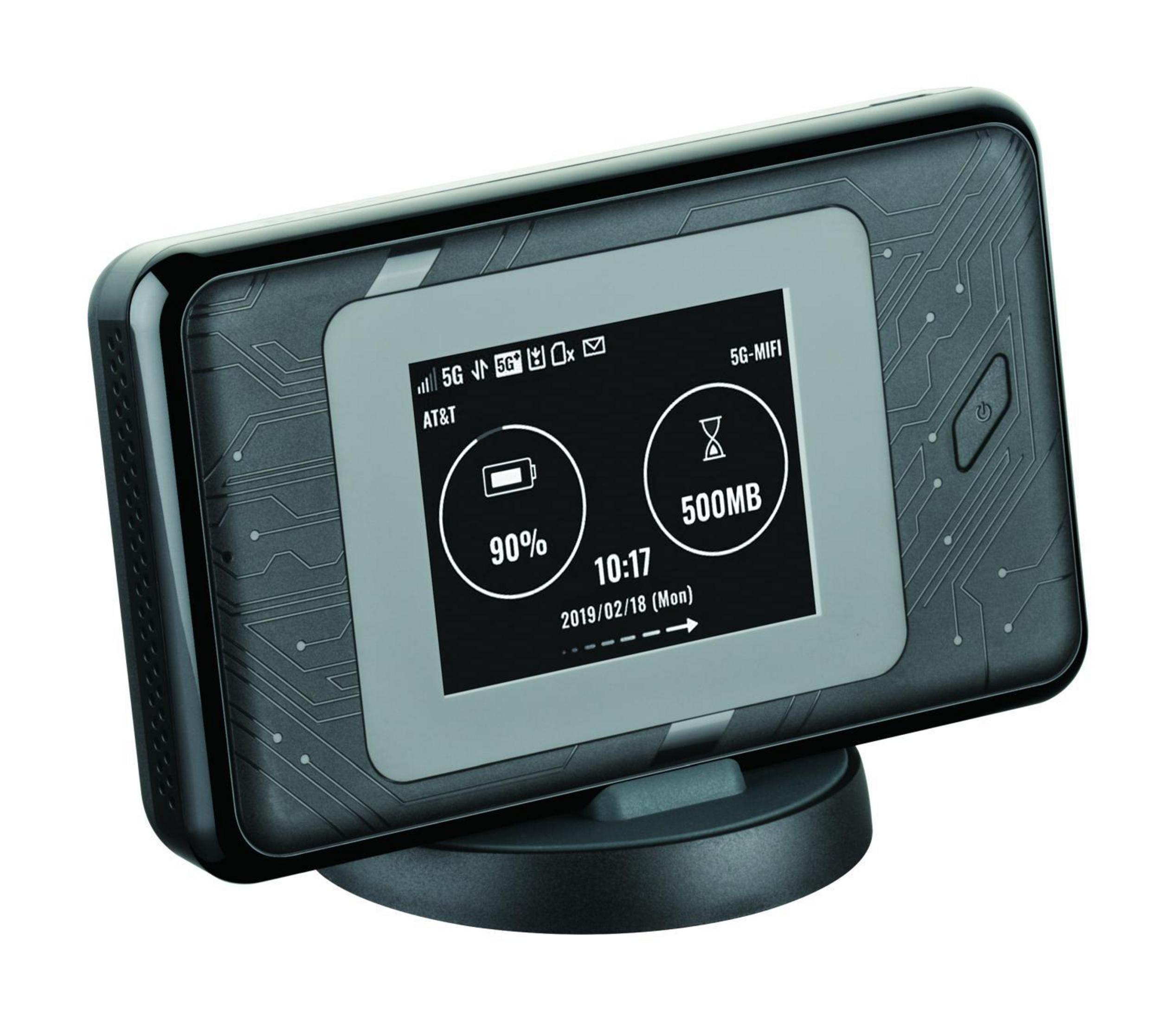 Czarne mobilne urządzenie hotspot na stojaku. Wyświetla ekran z informacjami o sieci i baterii.