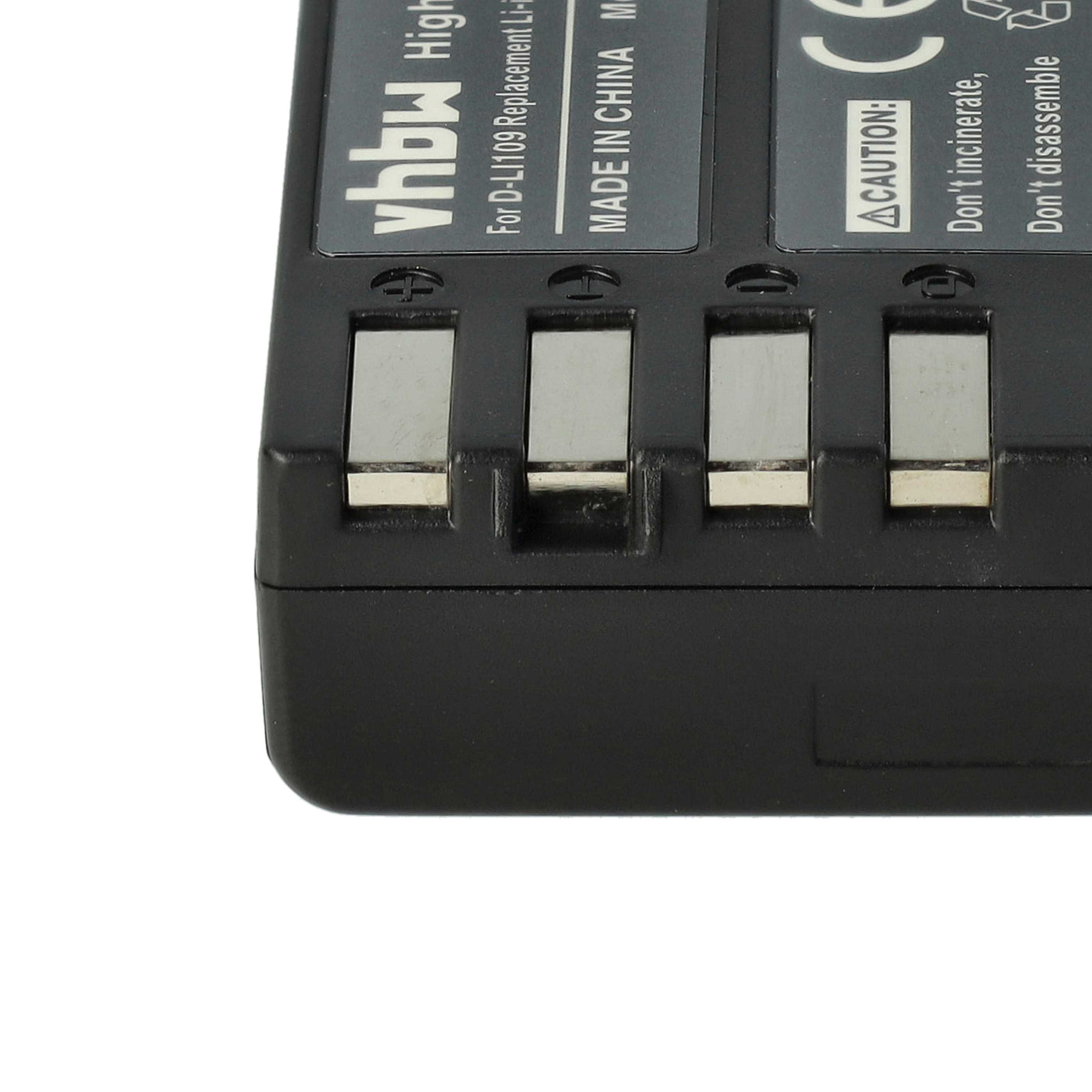 Nahaufnahme eines schwarzen Batterieladegeräts mit Metallkontaktpunkten.
