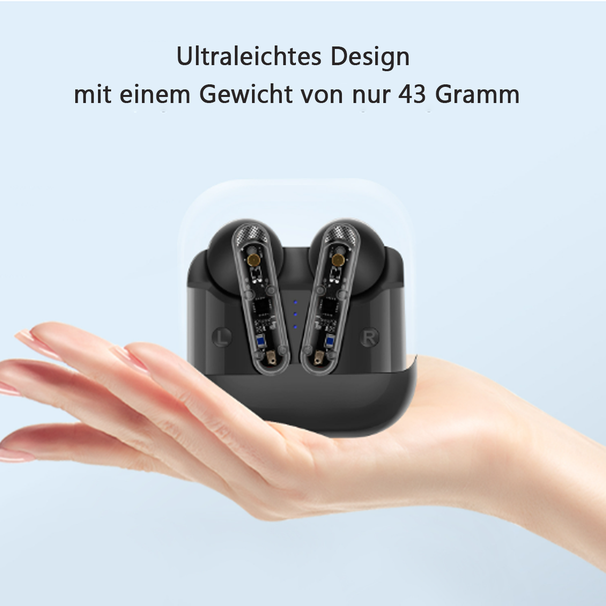 Eine Frau hält Ohrhörer in der Hand. Text: Ultraleichtes Design, nur 43 Gramm.