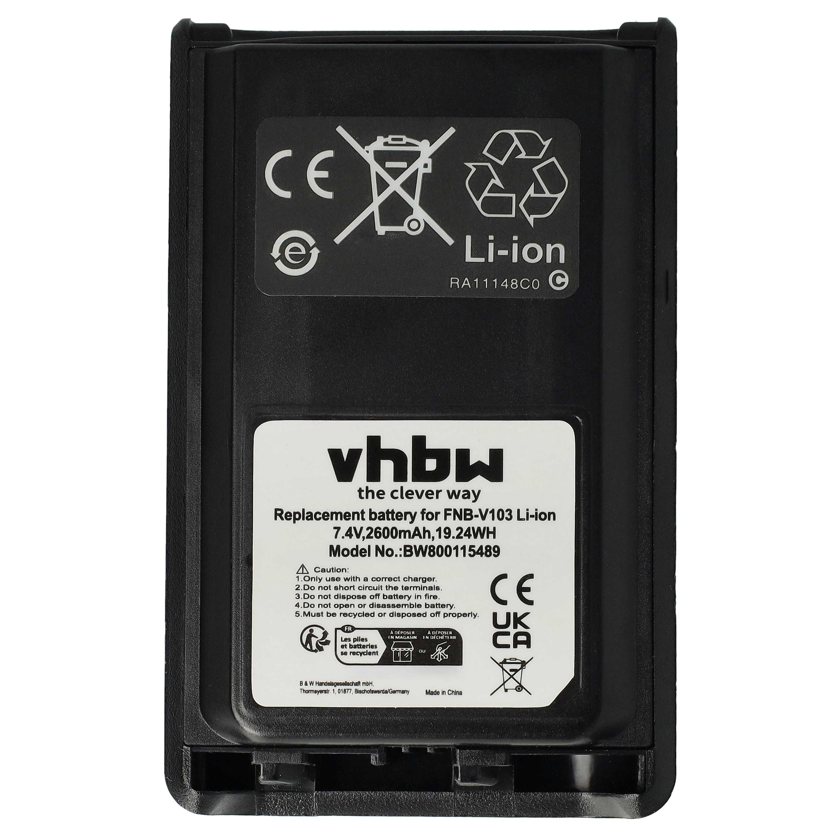 Schwarze Li-Ionen-Batterie mit weißen Etiketten und Recyclingsymbolen auf weißem Hintergrund.
