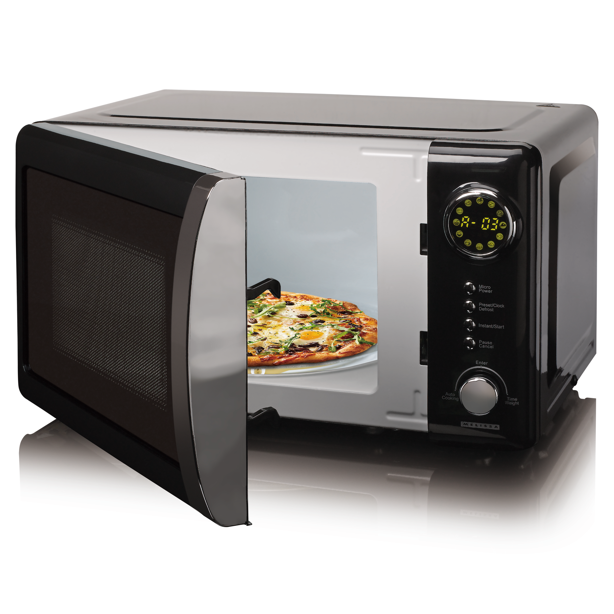 Four à micro-ondes noir avec porte ouverte, à l'intérieur une pizza. Fond noir et blanc.