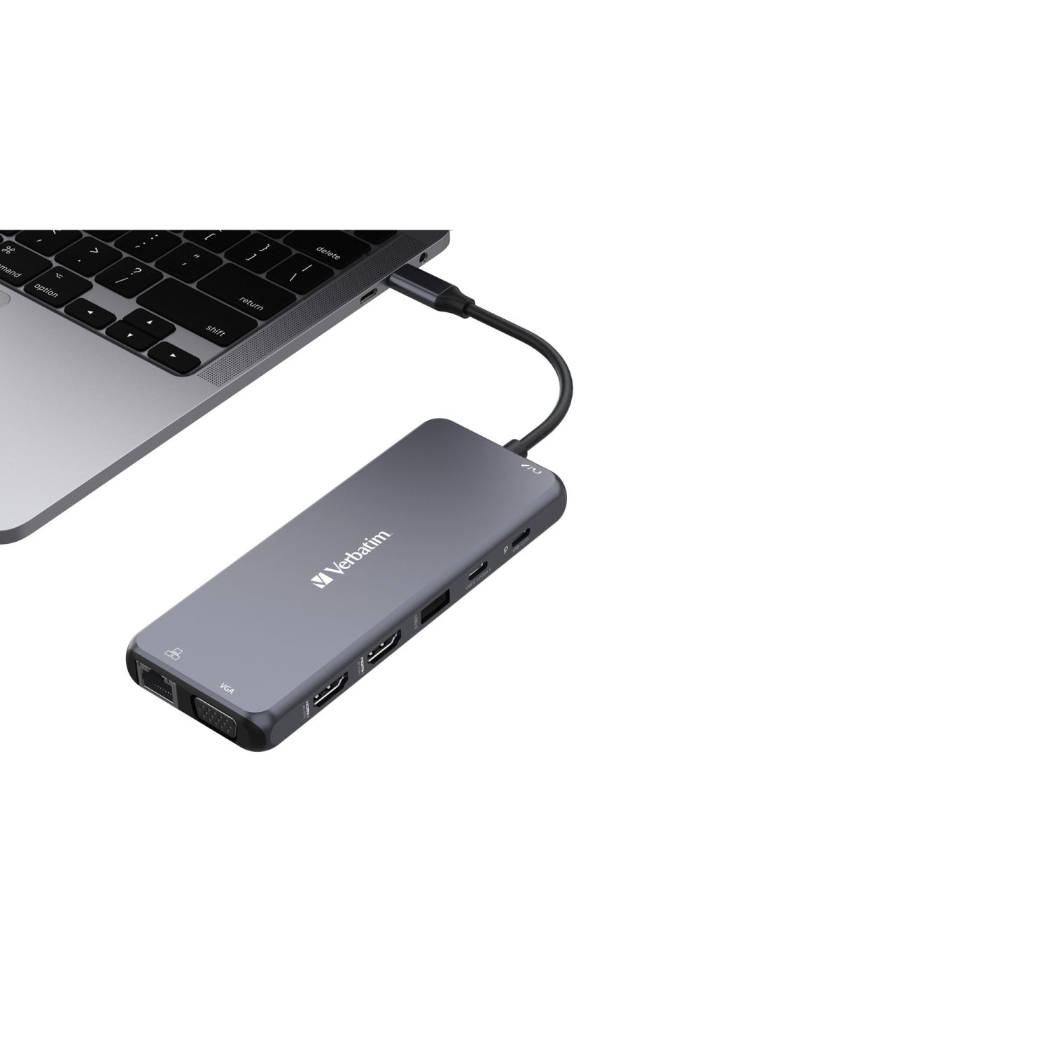 Hub USB-C grigio Verbatim collegato a un laptop. Include più porte: HDMI, USB, Ethernet, ecc.