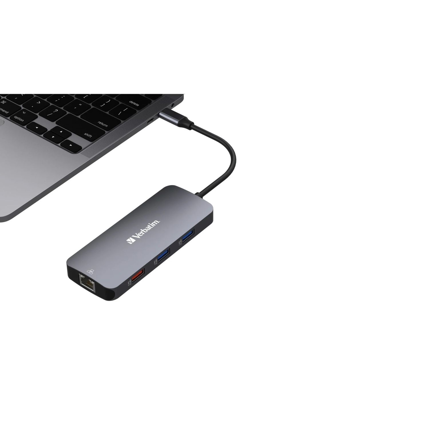 Un hub Verbatim grigio collegato a un laptop. L'hub ha diverse porte e un cavo nero.
