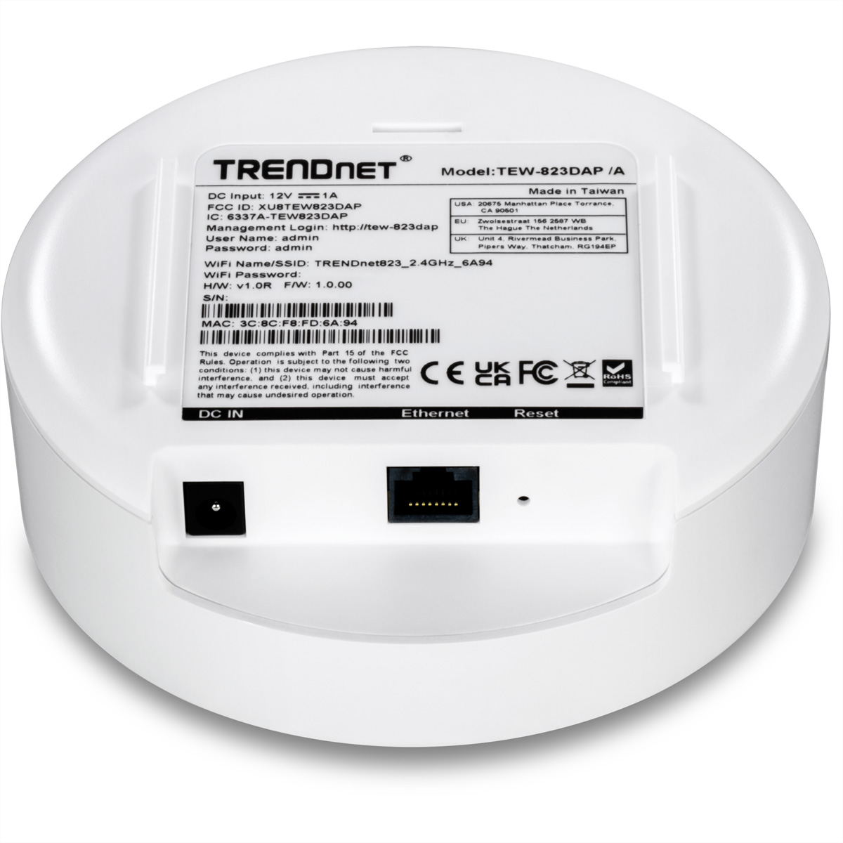 Un appareil TRENDnet blanc avec des ports et une étiquette avec des spécifications.