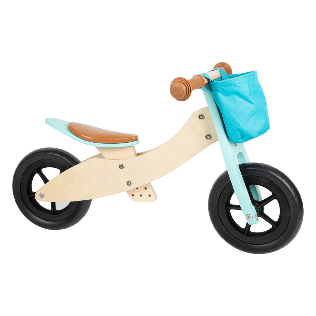 Una bici senza pedali in legno con un cestino blu e un sellino marrone, su sfondo bianco.
