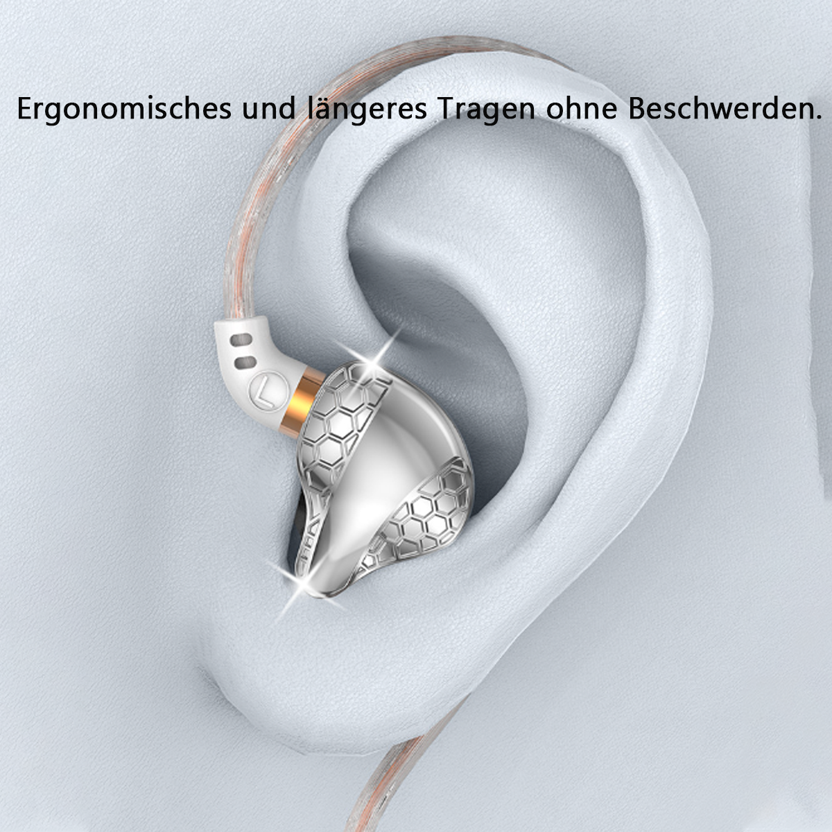 Ein Ohr mit einem Ohrhörer darin. Der Ohrhörer hat ein Silber- und Golddesign.